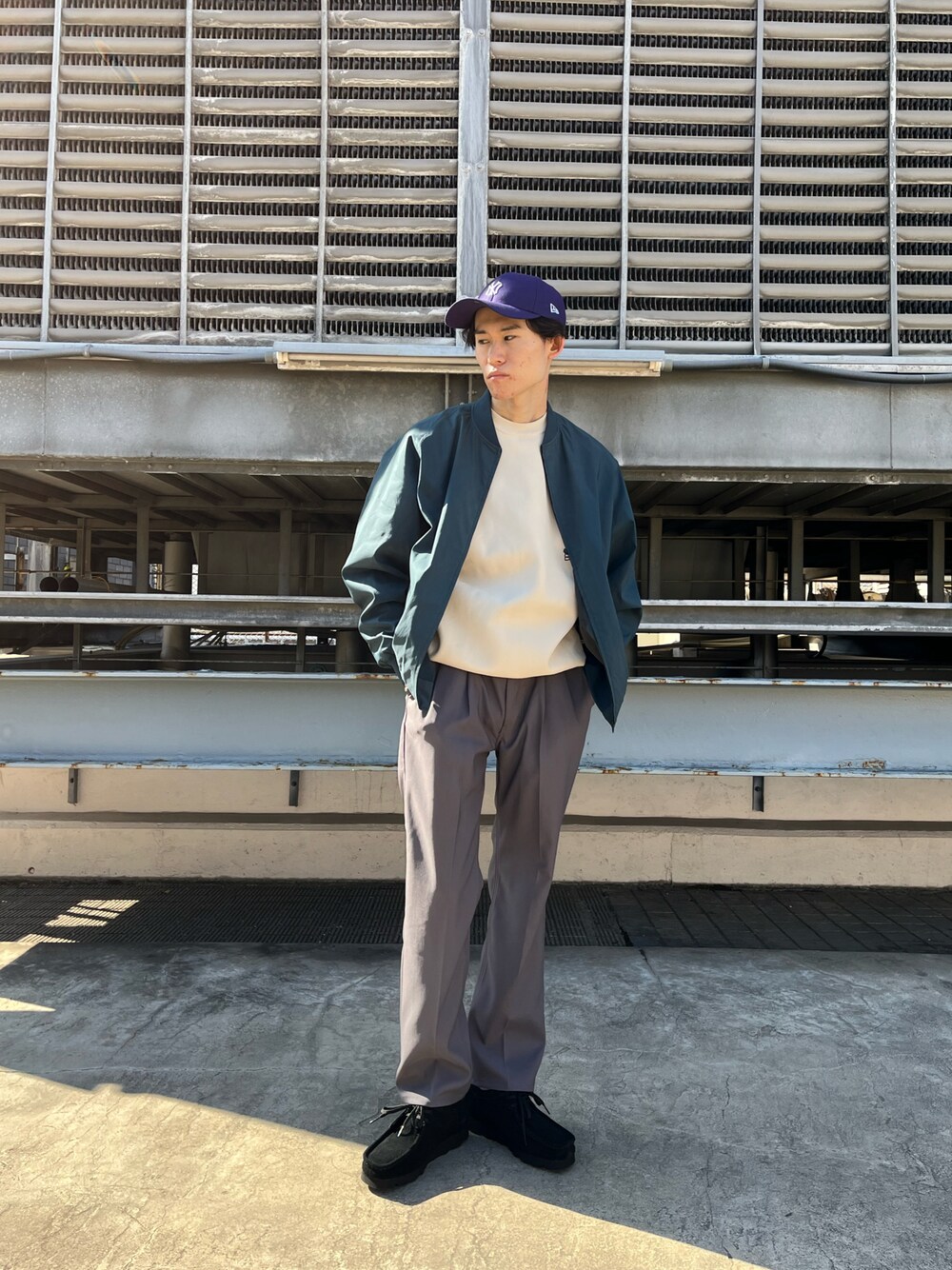 グレー系のその他パンツ、ベージュ系のニット/セーター、ブルー系のブルゾンを着用したメンズの冬コーディネートの1枚目の写真