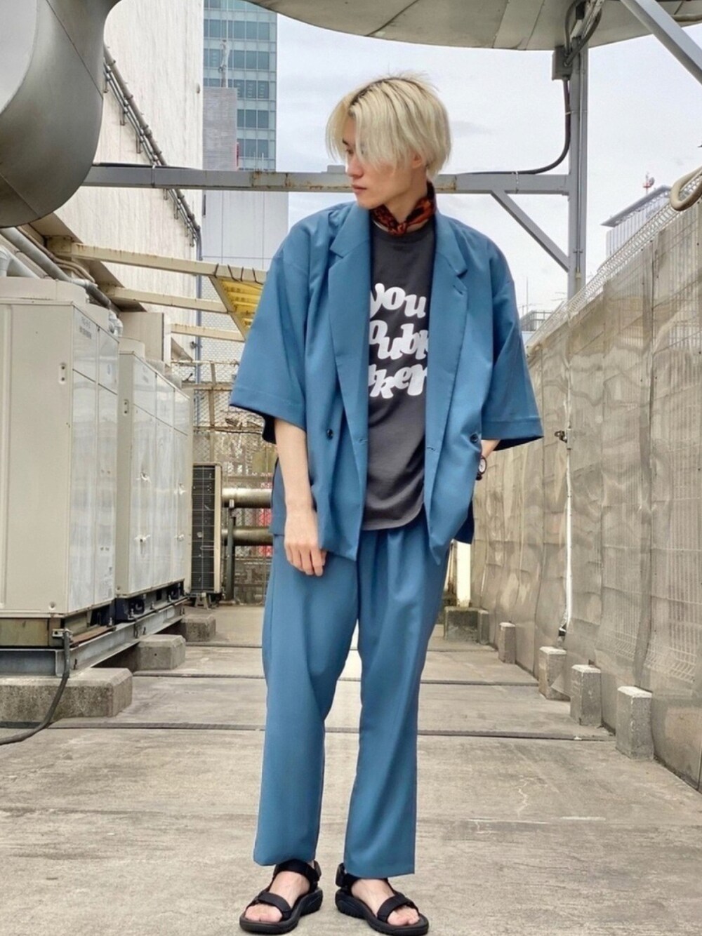 グレー系のTシャツ/カットソー、グリーン系のその他パンツ、グリーン系のその他アウターを着用したメンズの春コーディネートの1枚目の写真