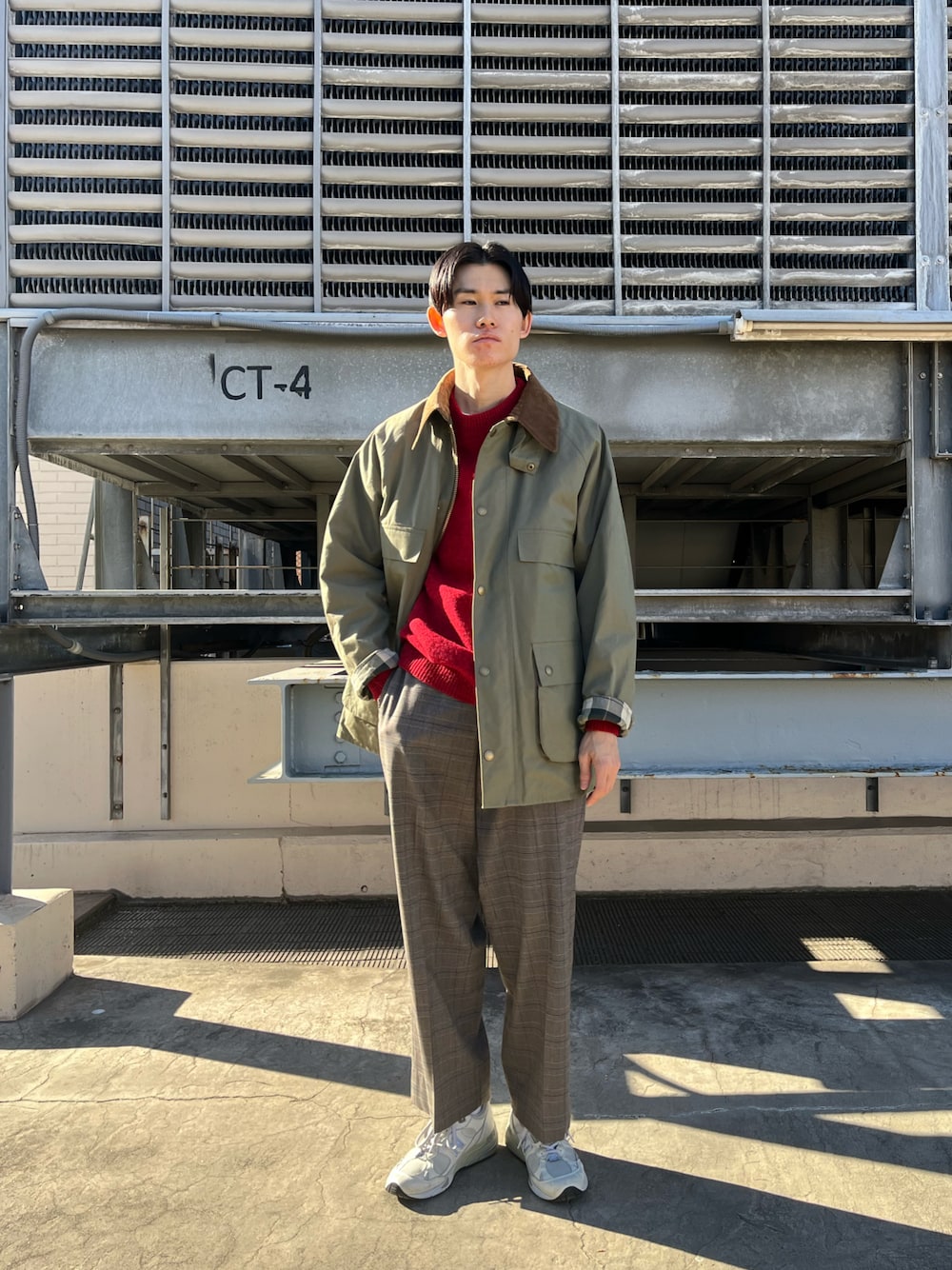 その他のその他パンツ、レッド系のニット/セーター、グリーン系のその他アウターを着用したメンズの冬コーディネートの1枚目の写真