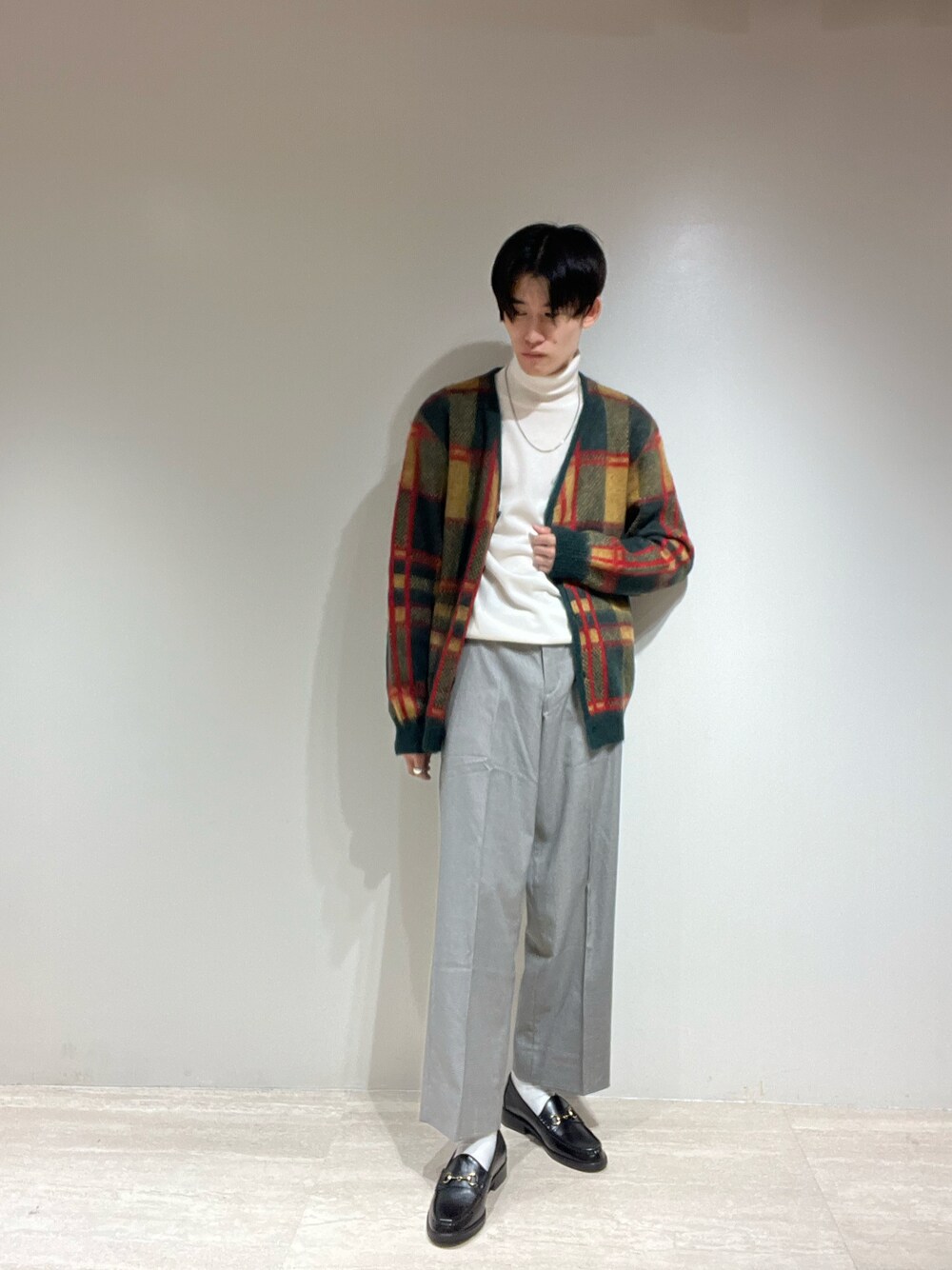 その他のその他パンツ、ブラック系のローファー、グリーン系のカーディガン/ボレロを着用したメンズの秋コーディネートの1枚目の写真
