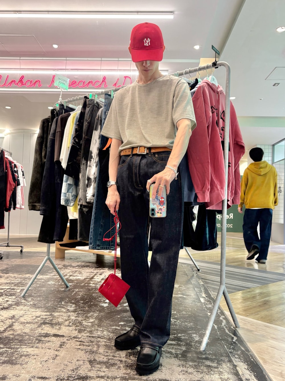 ブルー系のデニムパンツ、ホワイト系のTシャツ/カットソー、ブラック系のローファーを着用したメンズの秋コーディネートの1枚目の写真