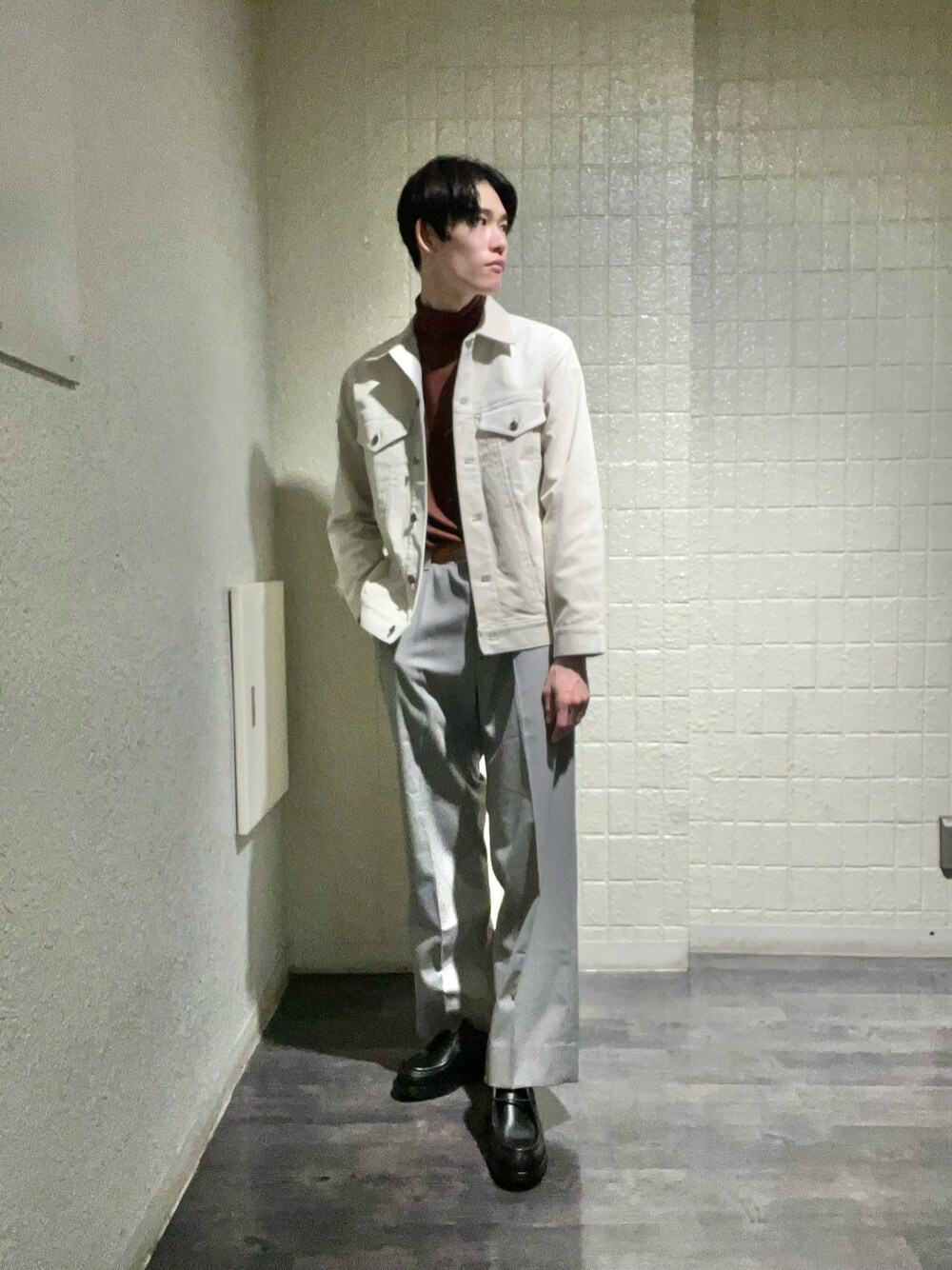 その他のその他パンツ、ホワイト系のブルゾン、ブラウン系のニット/セーターを着用したメンズの秋コーディネートの1枚目の写真