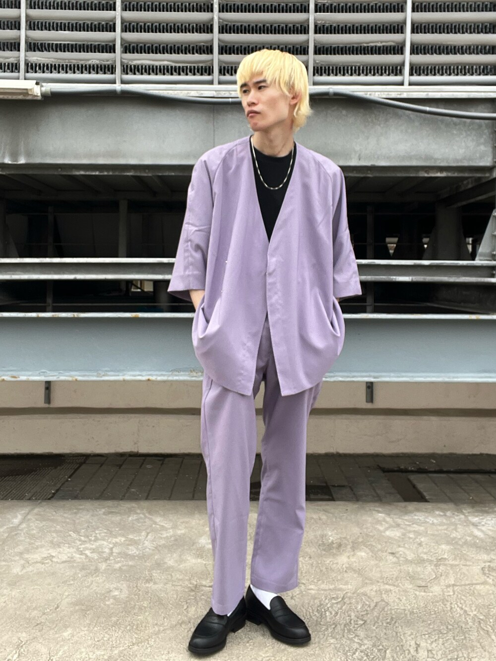 パープル系のその他パンツ、パープル系のその他アウター、ブラック系のローファーを着用したメンズの春コーディネートの1枚目の写真