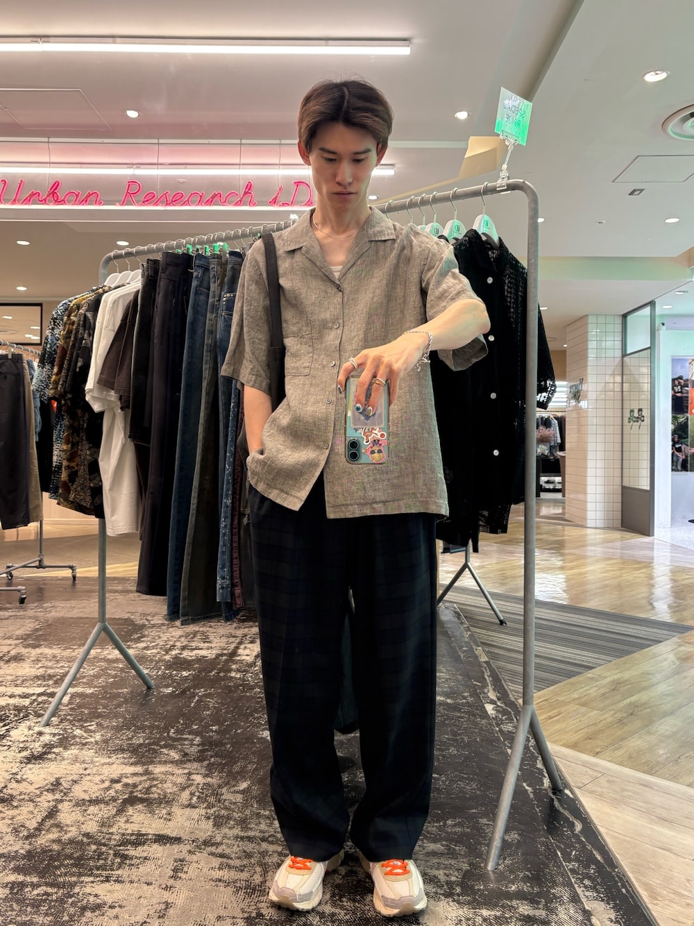 グリーン系のシャツ/ブラウス、その他のその他パンツ、グレー系のトートバッグを着用したメンズの夏コーディネートの1枚目の写真