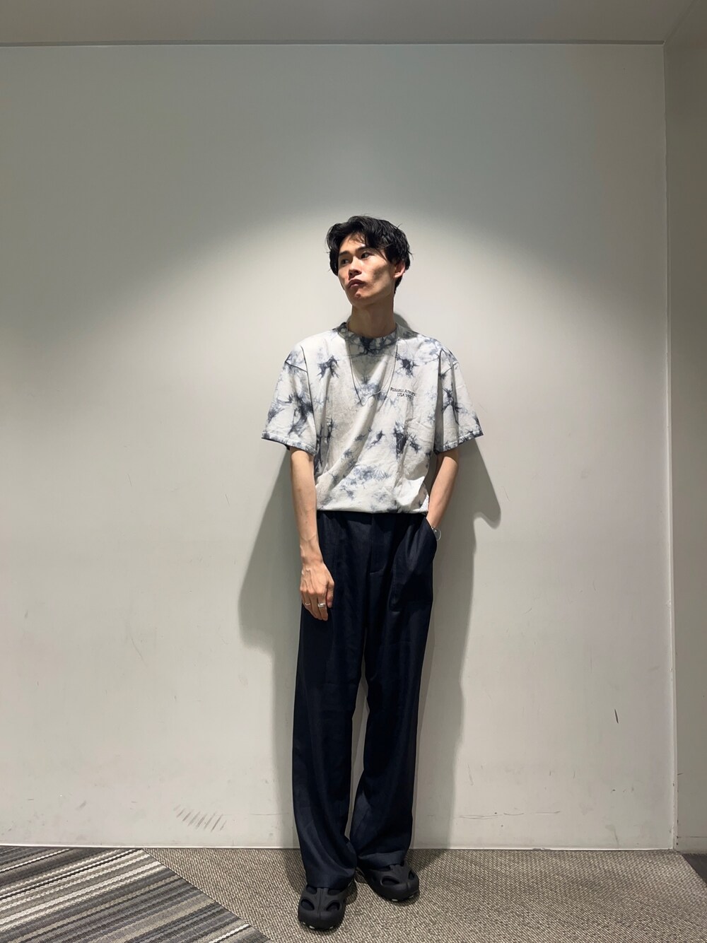 ブルー系のその他パンツ、ブラック系のサンダル、ブラック系のTシャツ/カットソーを着用したメンズの夏コーディネートの1枚目の写真