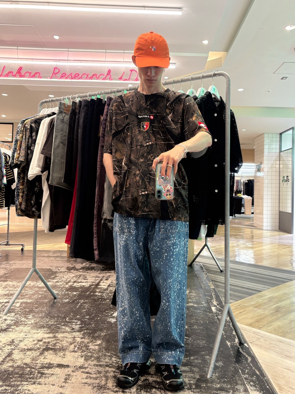 その他のTシャツ/カットソー、ブルー系のデニムパンツ、ブラック系のスニーカーを着用したメンズの夏コーディネートの1枚目の写真