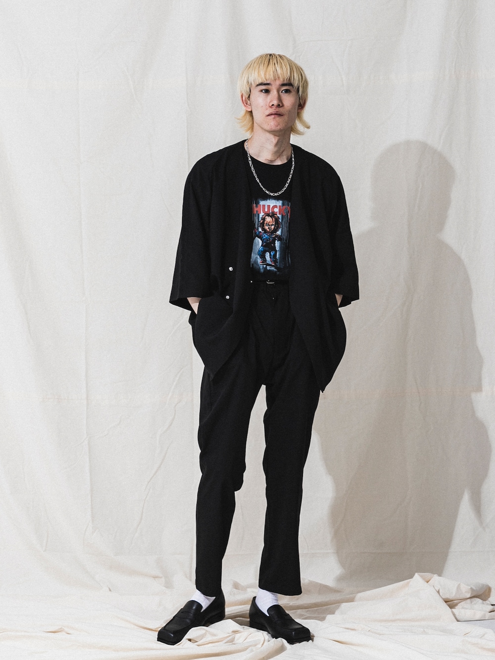 パープル系のその他パンツ、パープル系のその他アウター、その他のTシャツ/カットソーを着用したメンズの春コーディネートの1枚目の写真