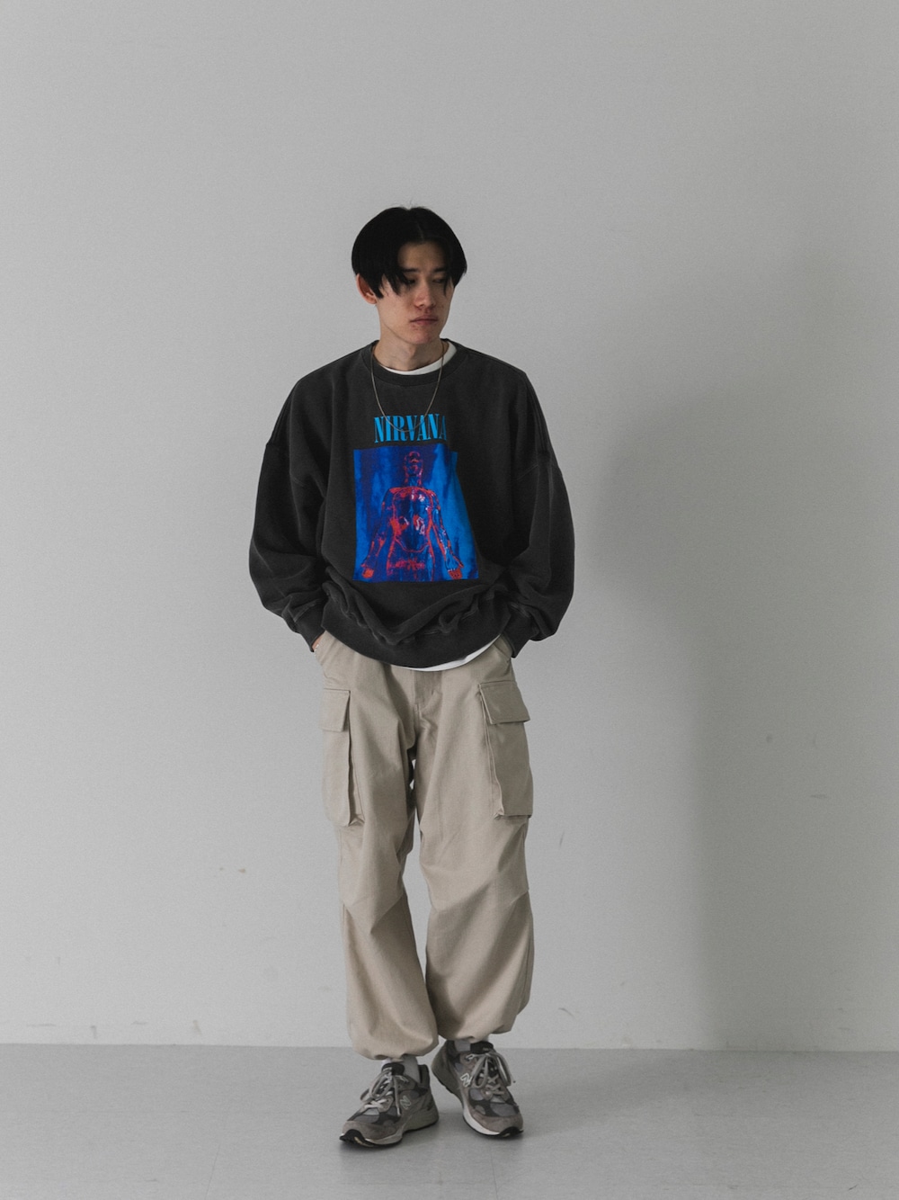 ベージュ系のその他パンツ、グレー系のスウェットを着用したメンズの冬コーディネートの1枚目の写真
