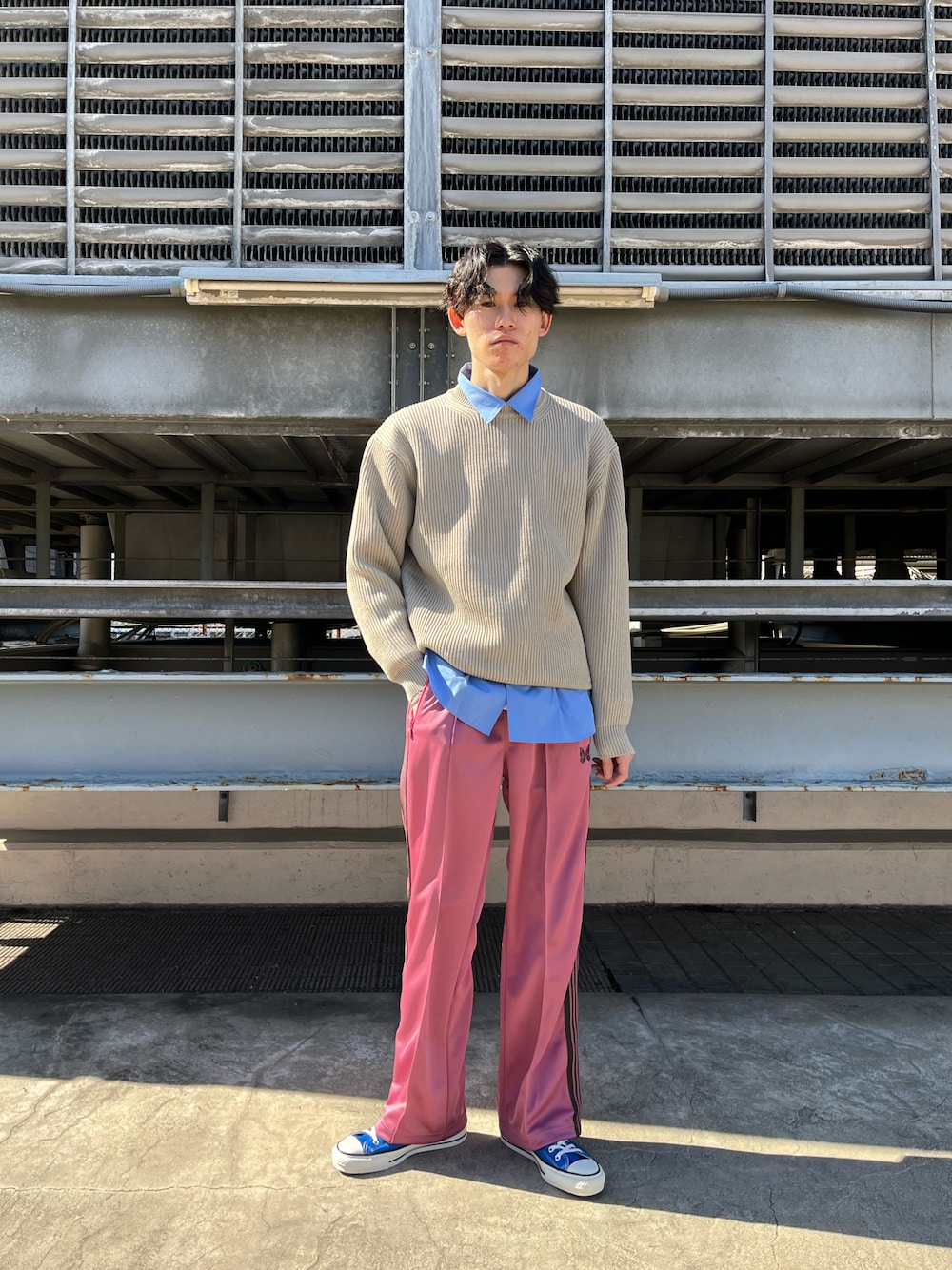 ピンク系のその他パンツ、ベージュ系のニット/セーター、ブルー系のシャツ/ブラウスを着用したメンズの冬コーディネートの1枚目の写真