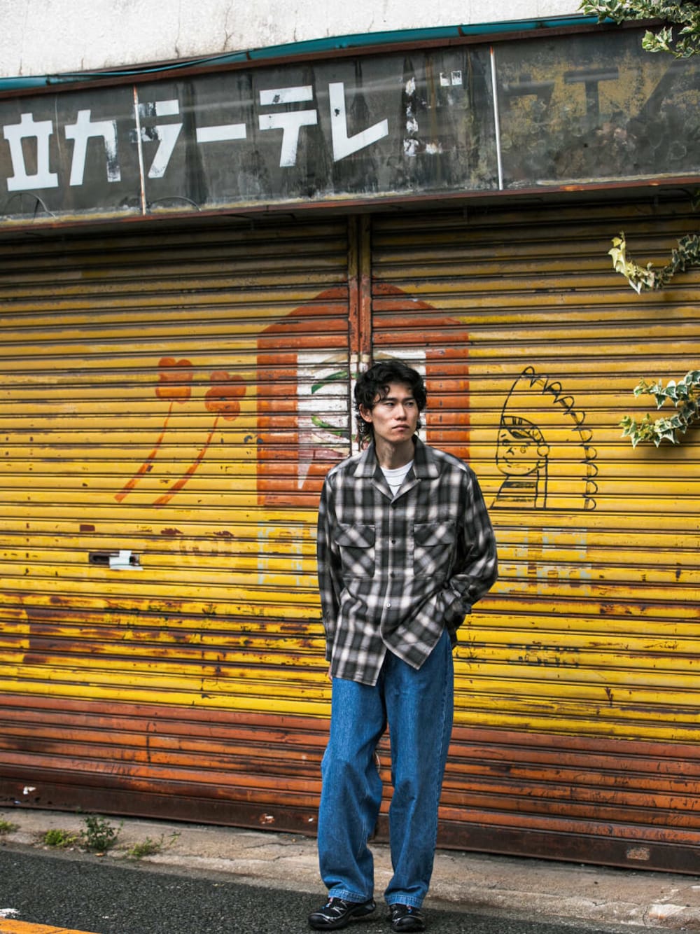 ブルー系のデニムパンツ、グレー系のシャツ/ブラウスを着用したメンズの冬コーディネートの1枚目の写真