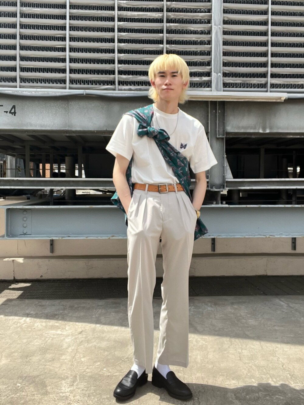 ホワイト系のその他パンツ、ブラック系のローファー、その他のシャツ/ブラウスを着用したメンズの春コーディネートの1枚目の写真
