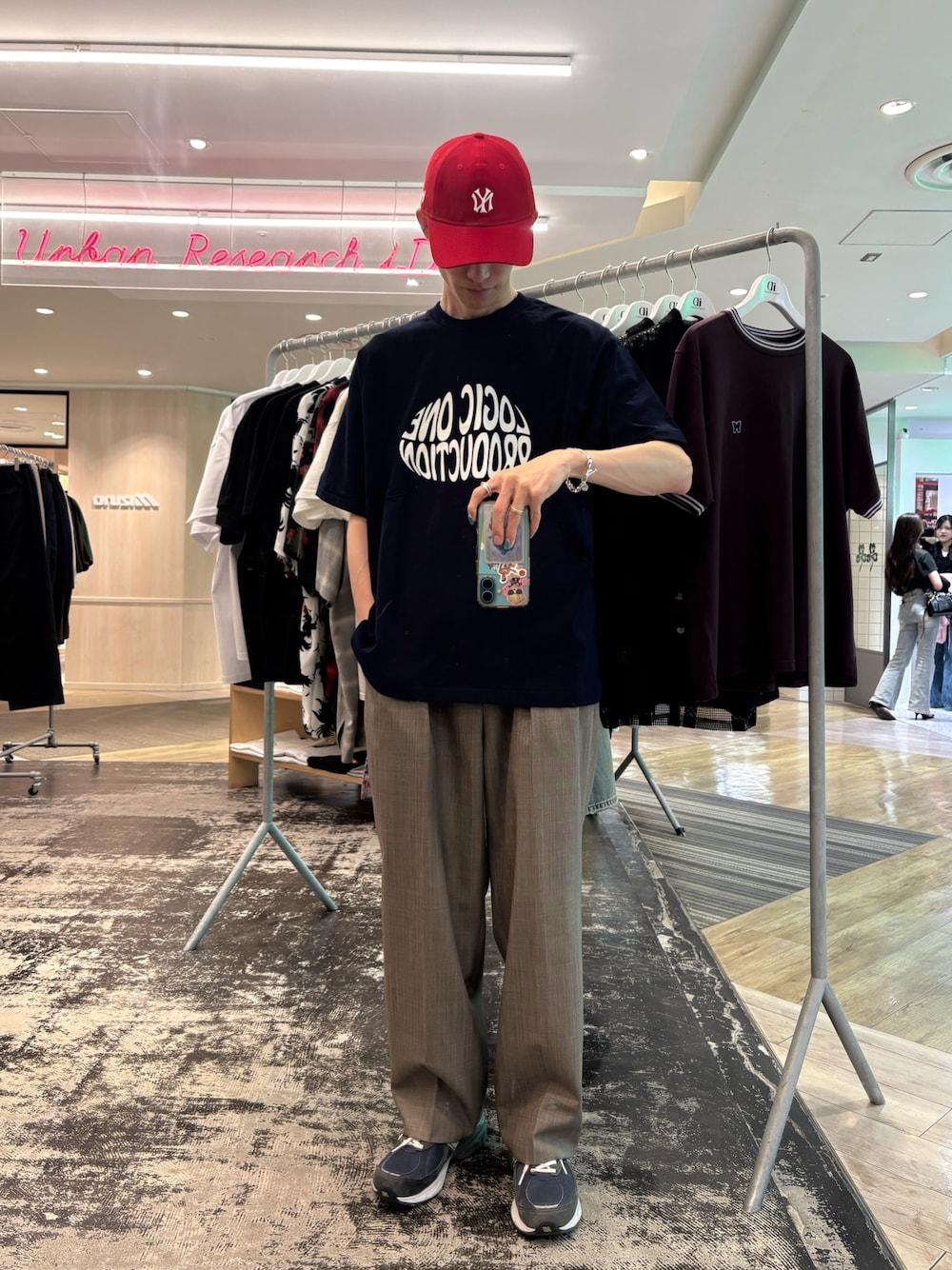 ブルー系のTシャツ/カットソー、ブラウン系のその他パンツ、レッド系のキャップを着用したメンズの夏コーディネートの1枚目の写真