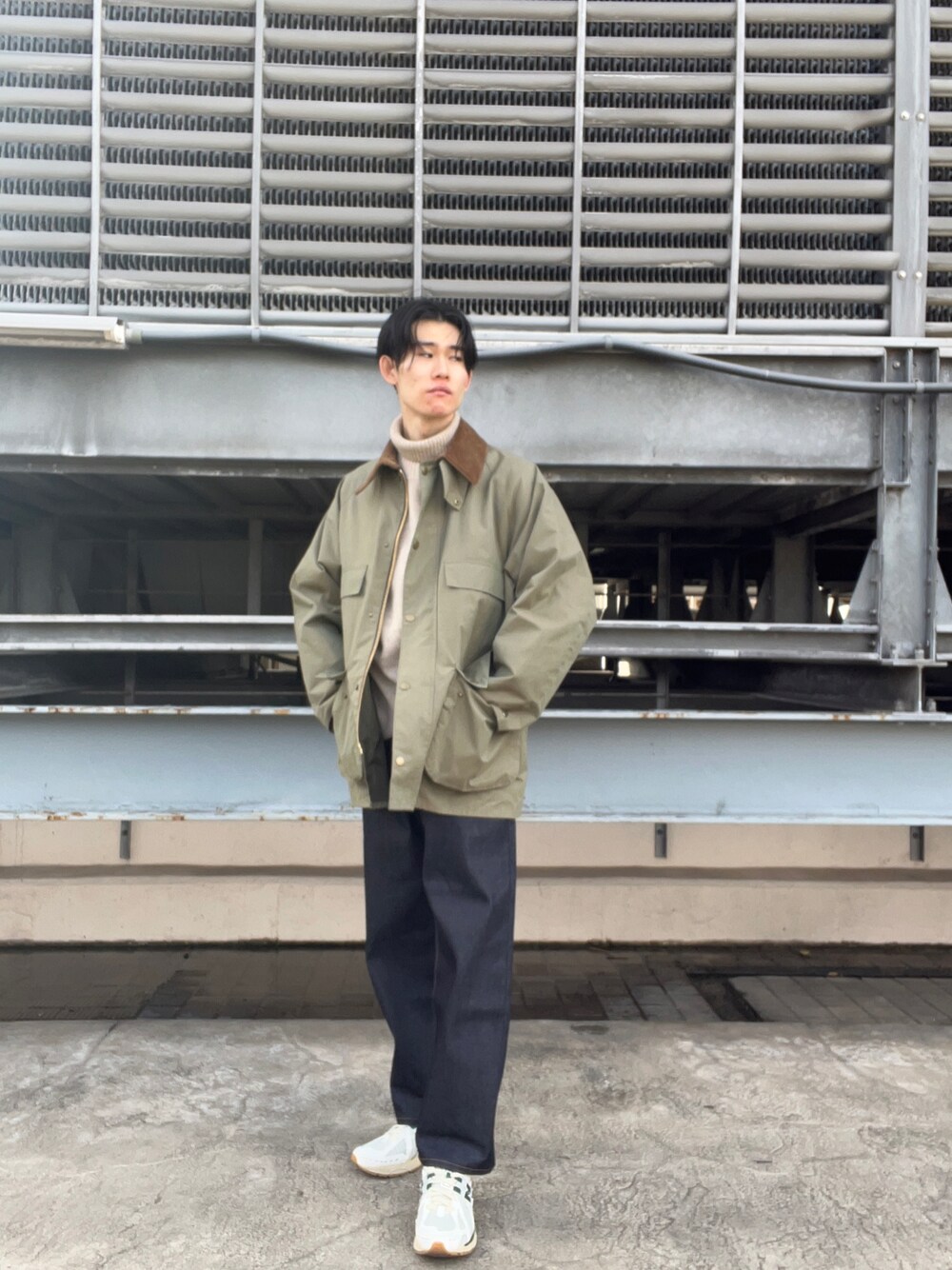 ブルー系のデニムパンツ、グリーン系のその他アウター、ベージュ系のニット/セーターを着用したメンズの秋コーディネートの1枚目の写真
