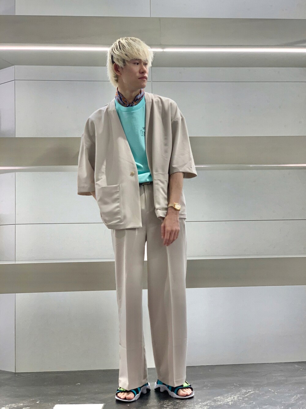 ホワイト系のノーカラージャケット、ブルー系のTシャツ/カットソー、ホワイト系のその他パンツを着用したメンズの夏コーディネートの1枚目の写真