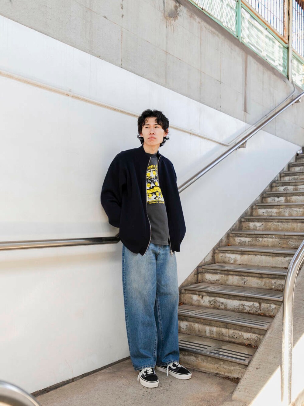 ブルー系のニット/セーターを着用したメンズの冬コーディネートの1枚目の写真