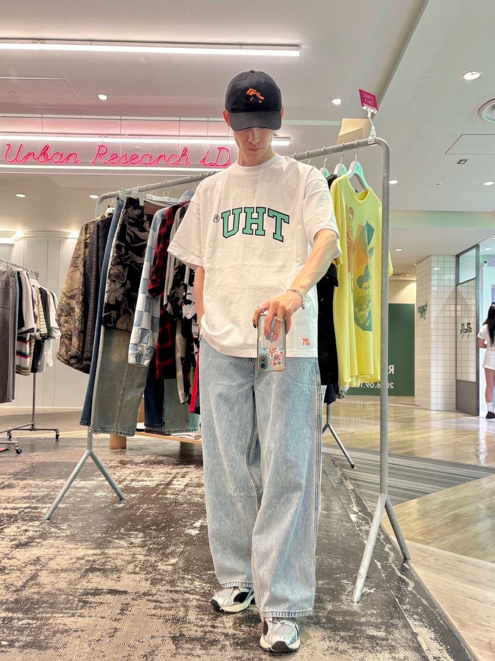 ホワイト系のTシャツ/カットソー、ブラック系のデニムパンツ、ブラック系のキャップを着用したメンズの夏コーディネートの1枚目の写真