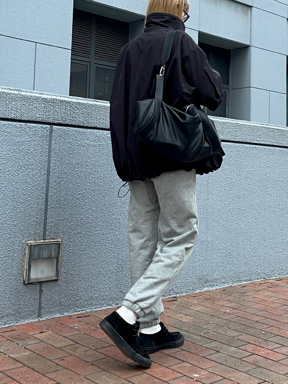 「シンプルスタイル、大人コーデ、高身長女子、高身長コーデ、休日コーデ、休日スタイル、スウェット、オトナカジュアル、オトナ女子、大人カジュアル、スニーカーコーデ、スニーカー、モノトーンコーデ、カジュアル、秋冬コーデ」｜「RIM.ARKの【PRE ORDER】2way style backpack ツーウェイスタイルバックパック（ショルダーバッグ、ブラック系）」を使った、maichinさん（レディース・178cm）の冬コーディネートの1枚目の写真