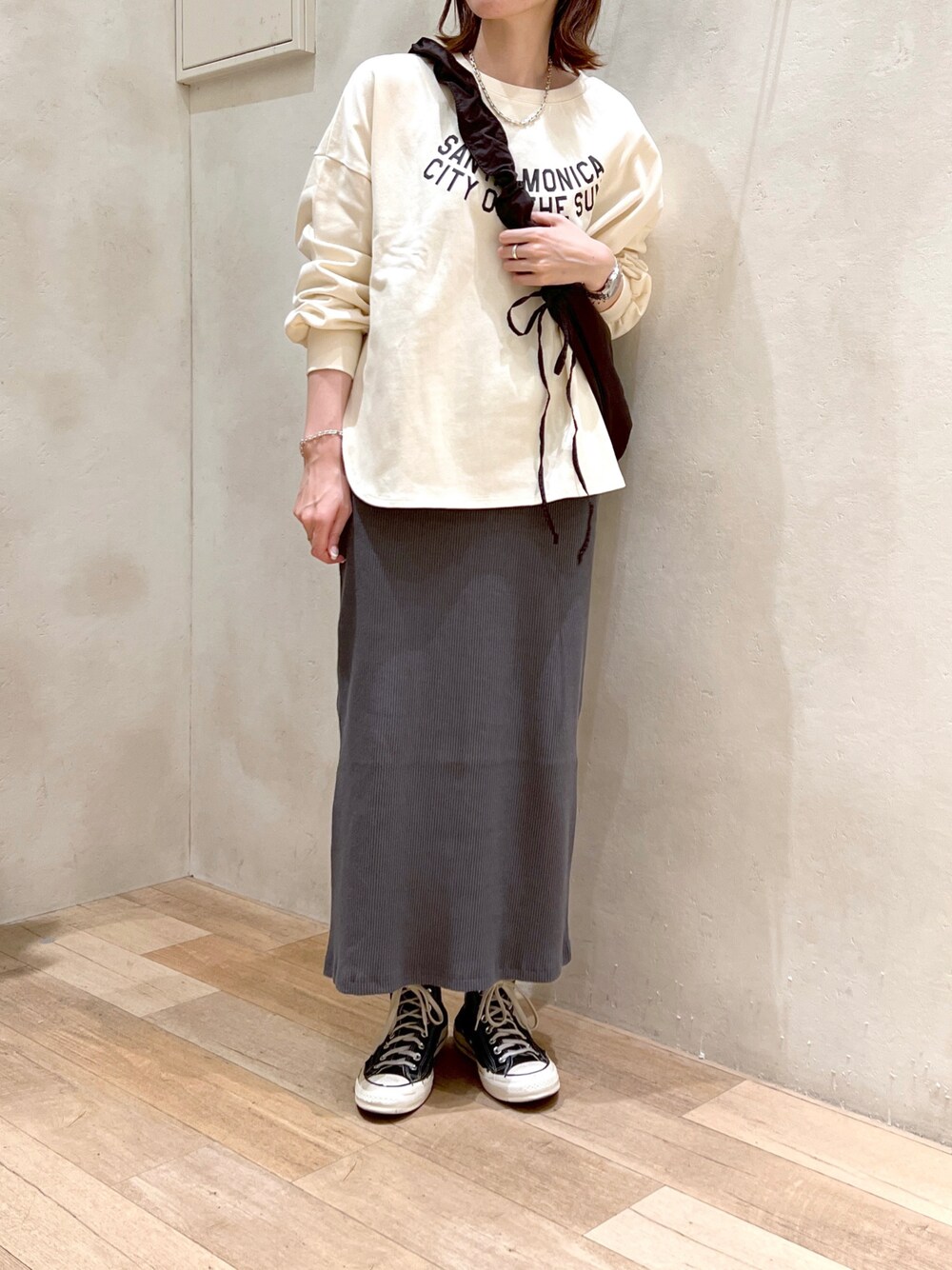 「秋服コーデ、秋服まるっと大公開、大人カジュアル、ラクチンコーデ、スウェット、ロゴT、タイトスカート、ショルダーバッグ、プチプラ、高身長女子、骨格ウェーブ、30代」｜「CIAOPANIC TYPYのオーバールーズ裾ラウンドスウェTEE（Tシャツ/カットソー、ホワイト系）」を使った、タカシマさん（レディース・169cm）の秋コーディネートの1枚目の写真