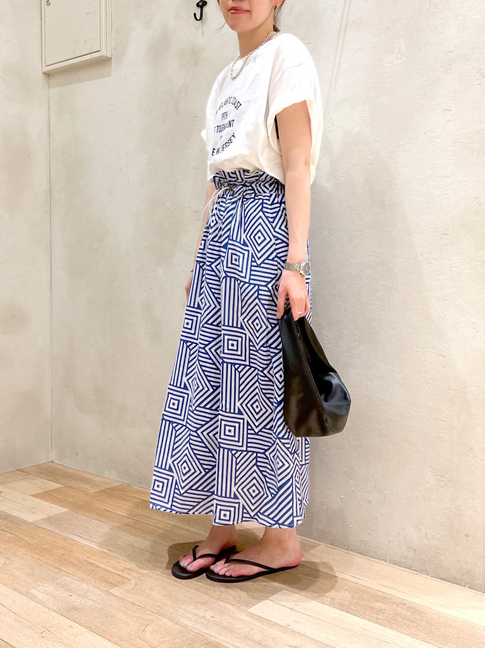 「大人カジュアル、休日スタイル、サンダル、楽ちんコーデ、ハンドバッグ、白Tシャツ、バティック柄、Tシャツ、スカート、高身長女子、骨格ウェーブ、30代コーデ」｜「CIAOPANIC TYPYのピグメントルーズシルエットロゴプリントTEE（Tシャツ/カットソー、ホワイト系）」を使った、タカシマさん（レディース・169cm）の夏コーディネートの1枚目の写真
