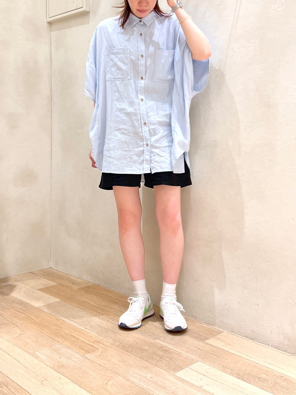 「夏コーデ、シャツ、シンプルコーデ、大人カジュアル、ショートパンツ、ラフ、スニーカー、NIKE、チャオパニックティピー(CIAOPANIC TYPY)、高身長女子、骨格ウェーブ、30代コーデ」｜「CIAOPANIC TYPYのリネンレーヨンドルマンブラウス（シャツ/ブラウス、ブルー系）」を使った、タカシマさん（レディース・169cm）の夏コーディネートの1枚目の写真