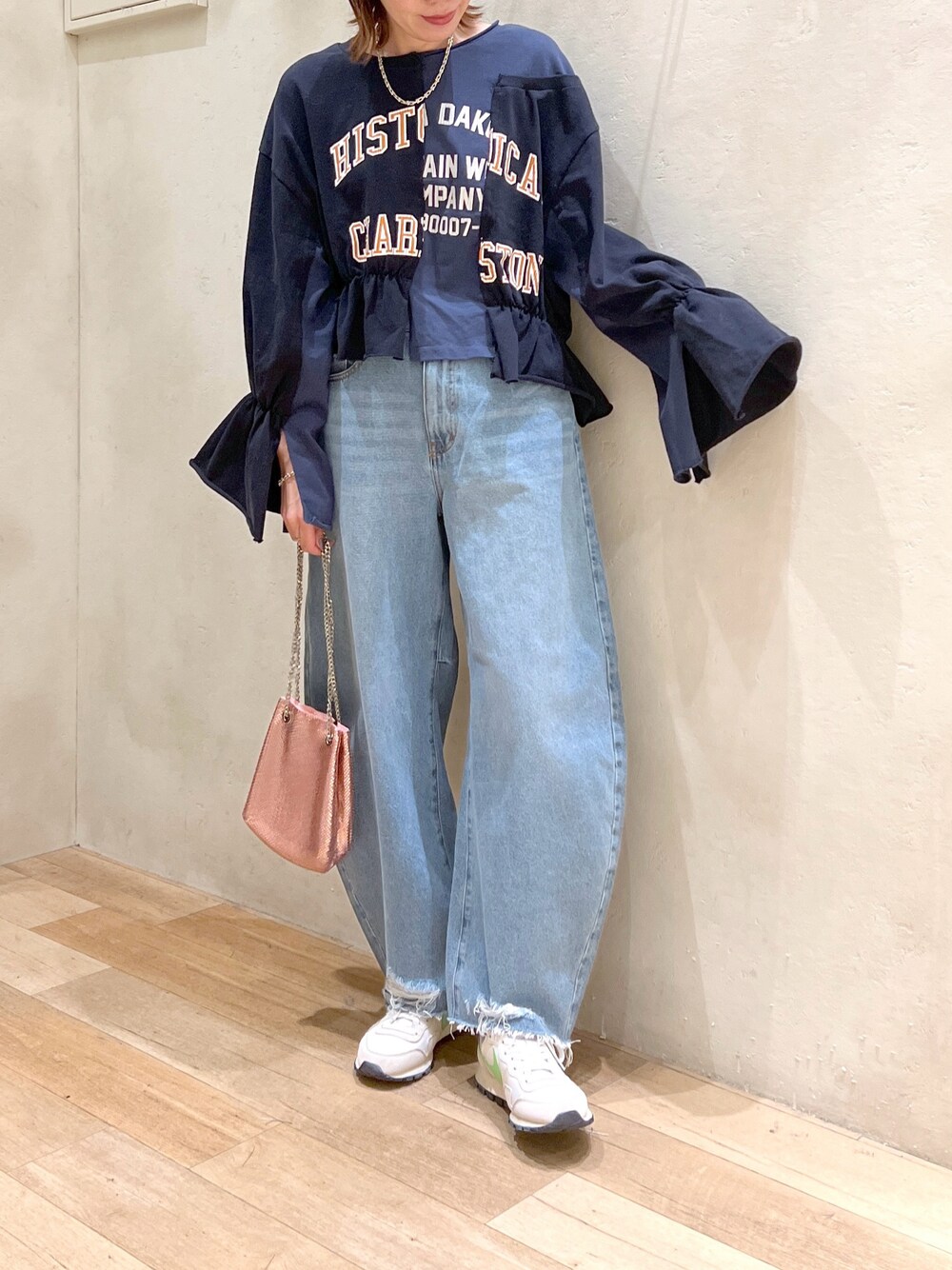「秋コーデ、大人カジュアル、シンプルコーデ、デザイントップス、ロゴT、ハイウエスト、デニム、カーブデニム、シャイニー、スニーカー、高身長女子、骨格ウェーブ、30代」｜「etsintaの【etsinta/エシンタ】リメイクフリルヘビーウェイトTEE（Tシャツ/カットソー、ブルー系）」を使った、タカシマさん（レディース・169cm）の秋コーディネートの1枚目の写真