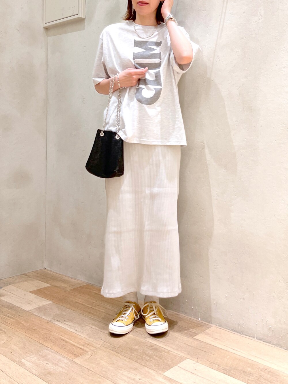 「大人カジュアル、リラックススタイル、ロゴT、タイトスカート、ワントーンコーデ、スニーカー、スカート、シンプルコーデ、高身長女子、骨格ウェーブ、30代コーデ、チャオパニックティピー(CIAOPANIC TYPY)、コンバース、ミニバッグ、淡色コーデ」｜「Franklin Climbingの【Franklin Climbing】【CLIM】ヴィンテージグラフィックTee（Tシャツ/カットソー、グレー系）」を使った、タカシマさん（レディース・169cm）の夏コーディネートの1枚目の写真