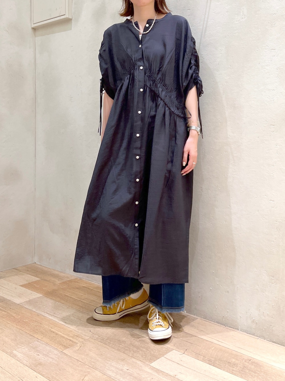 「大人カジュアル、秋コーデ、秋服準備はじめました、ワンピース、シャツワンピ、デニム、スニーカー、チャオパニックティピー(CIAOPANIC TYPY)、コンバース、高身長女子、骨格ウェーブ、30代コーデ」｜「CIAOPANIC TYPYの3WAYシアーリネンギャザーワンピース（ワンピース、グレー系）」を使った、タカシマさん（レディース・169cm）の秋コーディネートの1枚目の写真