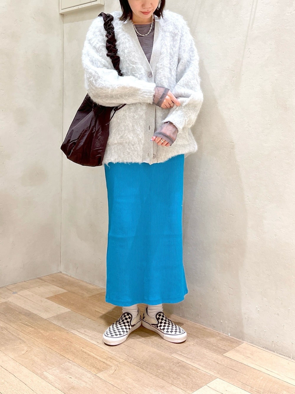 「秋冬コーデ、大人カジュアル、シンプルコーデ、カーディガン、シアートップス、スカート、リブスカート、ショルダーバッグ、スニーカー、チャオパニックティピー(CIAOPANIC TYPY)、高身長女子、骨格ウェーブ、30代」｜「CIAOPANIC TYPYの【お気に入り数3.1万人突破】【ヒルナンデス紹介アイテム】すっきりシルエットリブスカート（スカート、ブルー系）」を使った、タカシマさん（レディース・169cm）の秋コーディネートの1枚目の写真