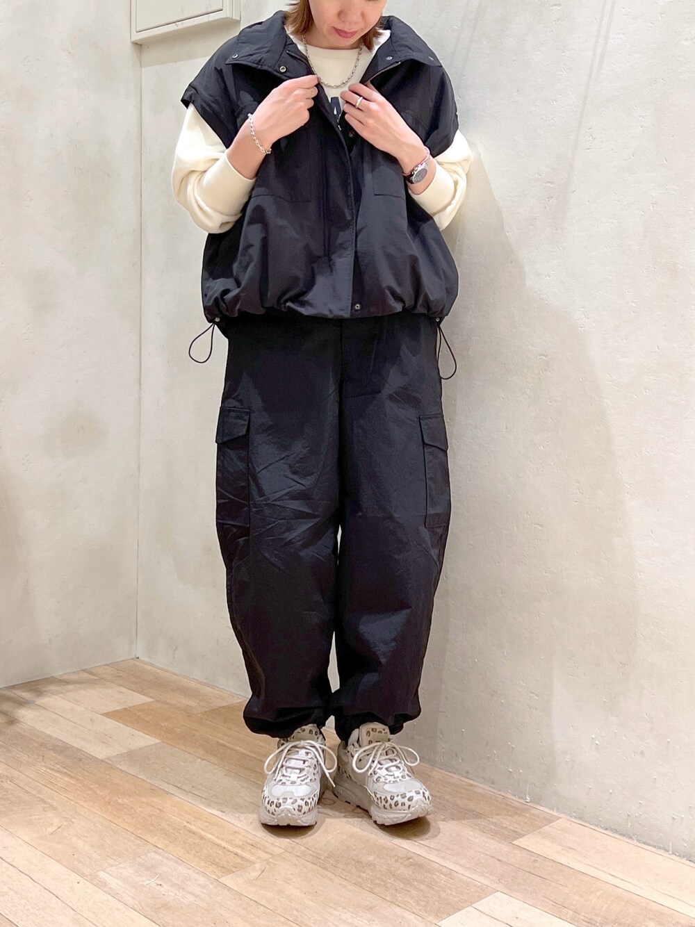 「シンプルコーデ、秋コーデ、大人カジュアル、スウェット、ベスト、カーゴパンツ、ブラック、スニーカー、高身長女子、骨格ウェーブ、30代、重ね着ベストシーズン」｜「CIAOPANIC TYPYのきれいめクロップド丈カレッジスウェット（スウェット、ホワイト系）」を使った、タカシマさん（レディース・169cm）の秋コーディネートの1枚目の写真