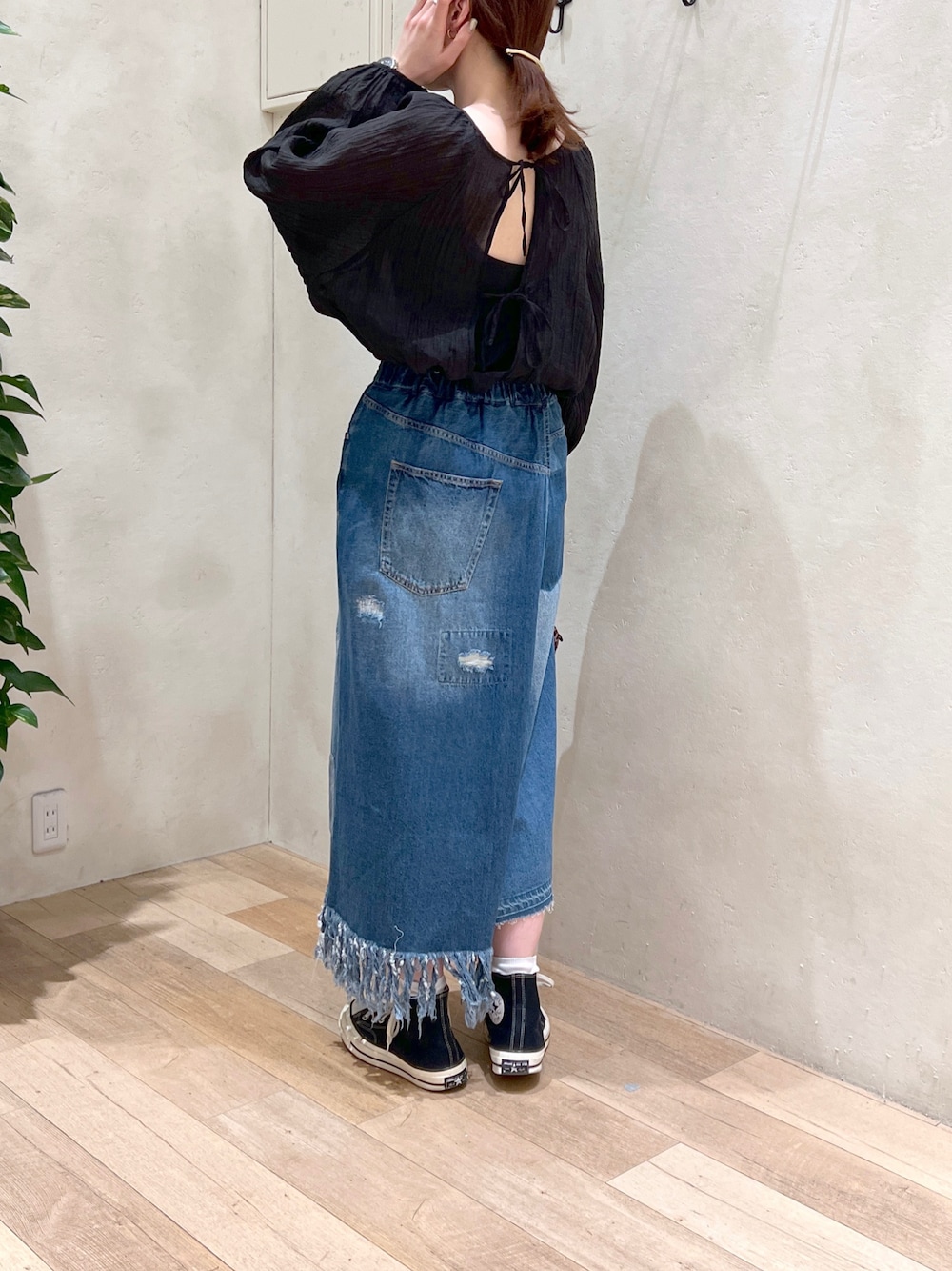 「お出かけコーデ、大人カジュアル、きれいめカジュアル、シア―ブラウス、シアートップス、肌見せ、ヘルシーコーデ、リメイクデニム、デニムスカート、etsinta、チャオパニックティピー(CIAOPANIC TYPY)、コンバース、スニーカーコーデ、30代コーデ、高身長女子」｜「CIAOPANIC TYPYの【新色追加】2wayシアーボリュームスリーブブラウス（シャツ/ブラウス、ブラック系）」を使った、タカシマさん（レディース・169cm）の春コーディネートの1枚目の写真