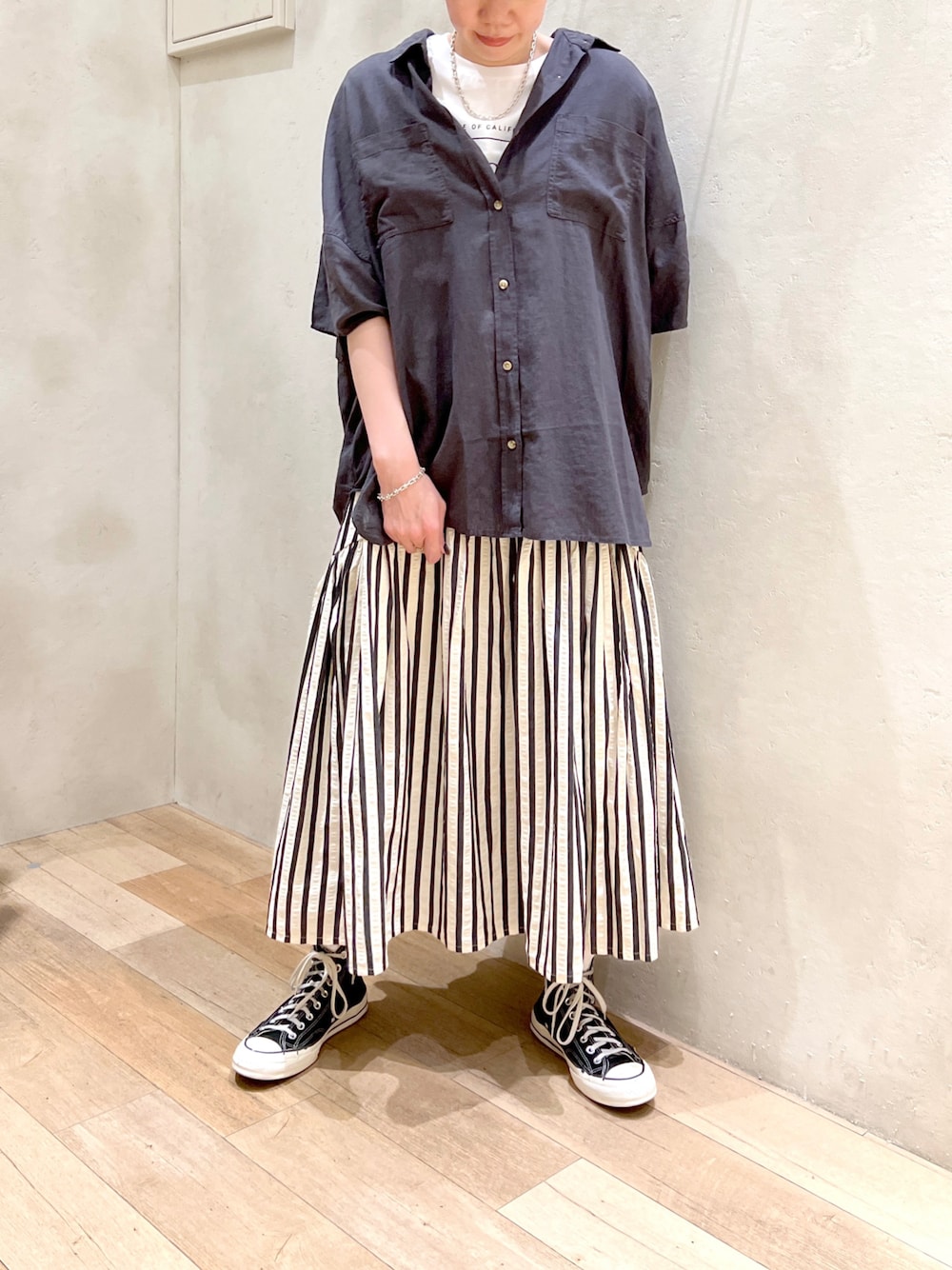 「大人カジュアル、シンプルコーデ、モノトーン、シャツスタイル、ストライプ、ロゴT、コンバース、スニーカーコーデ、チャオパニックティピー(CIAOPANIC TYPY)、高身長女子、30代コーデ」｜「CIAOPANIC TYPYのUSAコットンロゴプリントノースリTEE（Tシャツ/カットソー、ホワイト系）」を使った、タカシマさん（レディース・169cm）の夏コーディネートの1枚目の写真