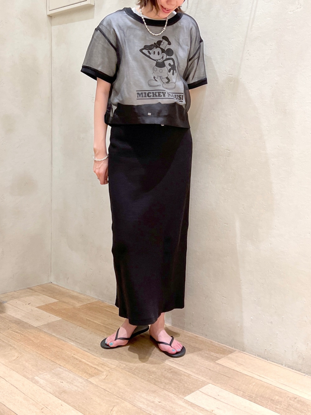 「大人カジュアル、お出かけコーデ、夏コーデ、ディズニーコーデ、ミッキー、シアートップス、スカート、ブラック、モノトーン、タイトスカート、サンダル、高身長女子、骨格ウェーブ、30代コーデ」｜「CIAOPANIC TYPYのDISNEY/『蒸気船ウィリー』/プリントTee（Tシャツ/カットソー、グレー系）」を使った、タカシマさん（レディース・169cm）の夏コーディネートの1枚目の写真