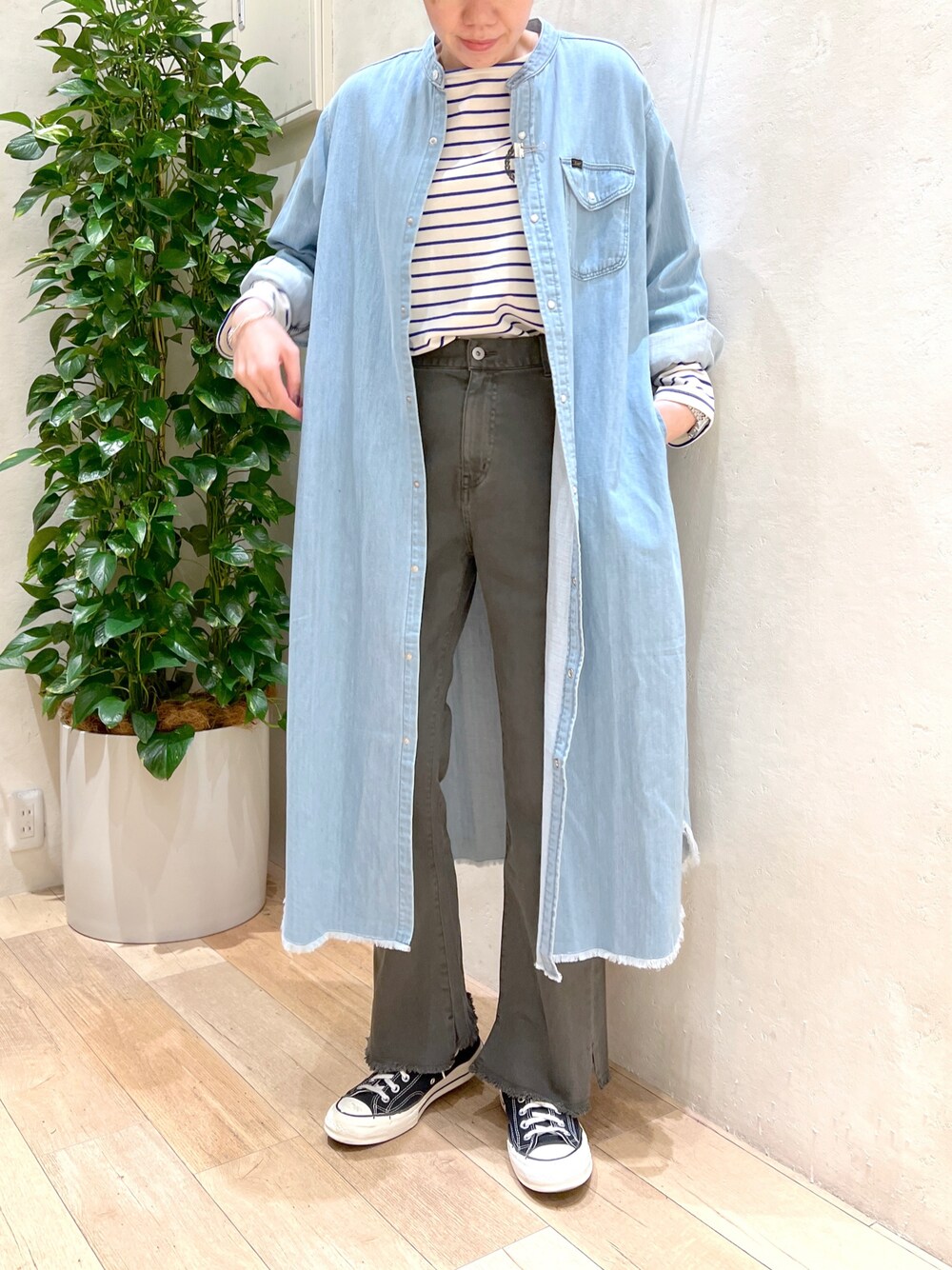 「春服コーデ、カジュアルコーデ、大人カジュアル、ボーダー、フレアパンツ、デニムワンピース、シャツワンピ、Lee、GEVACO、チャオパニックティピー(CIAOPANIC TYPY)、コンバース、スニーカー、高身長女子、高身長コーデ、骨格ウェーブ」｜「CIAOPANIC TYPYの【GEVACO／ゲバコ】ヘビー天竺ボートネック刺繍ボーダー長袖Tee（Tシャツ/カットソー、ブルー系）」を使った、タカシマさん（レディース・169cm）の冬コーディネートの1枚目の写真