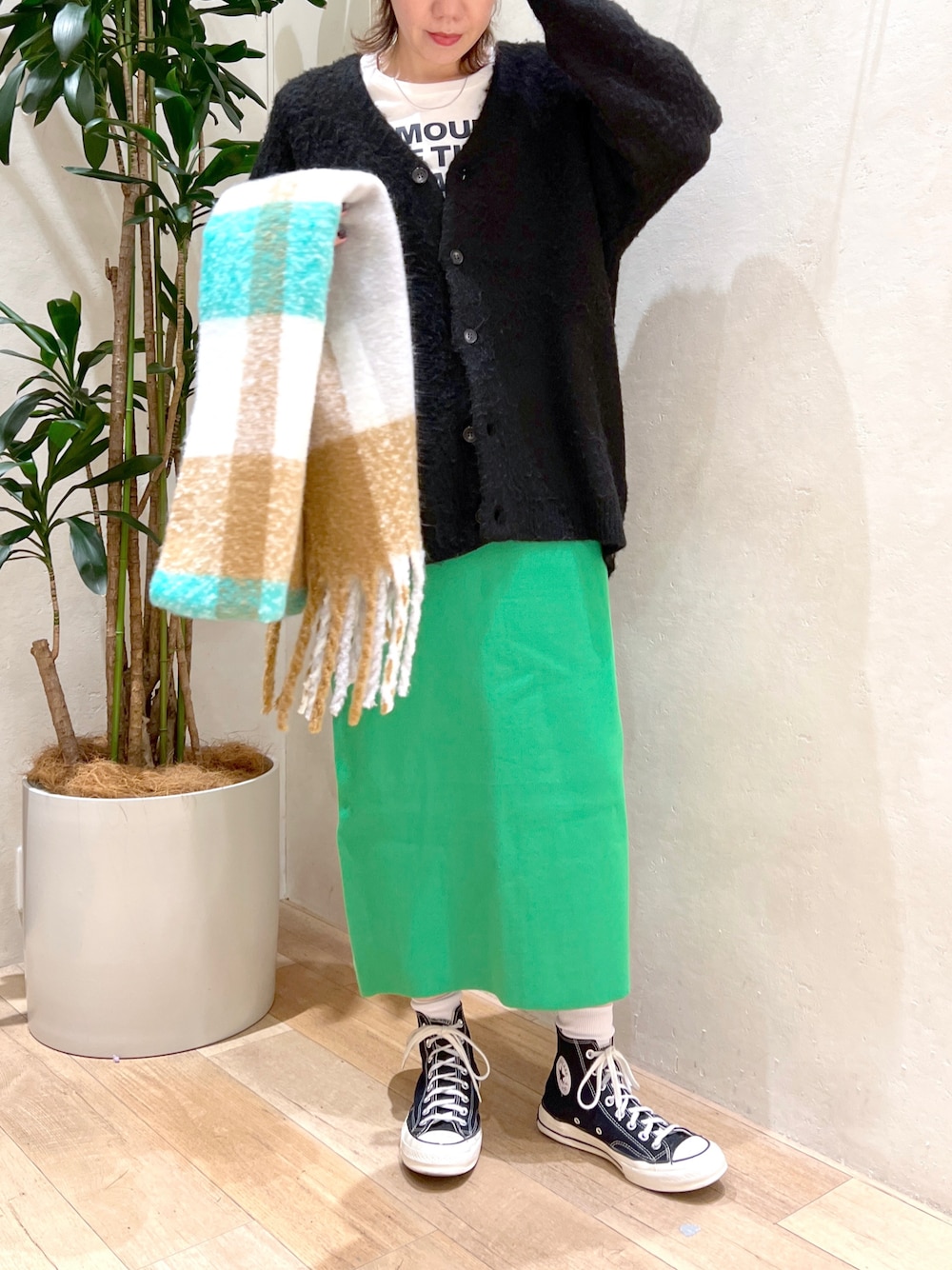 「カジュアルコーデ、シンプルスタイル、着回しコーデ、カーディガン、冬コーデ、モヘアカーディガン、カラーコーデ、グリーン、ストール、チェック、大人カジュアル、ユニセックス、高身長コーデ、骨格ウェーブ、チャオパニックティピー(CIAOPANIC TYPY)」｜「CIAOPANIC TYPYの□【なにわ男子 藤原丈一郎さん着用】ジャガードシャギーニットカーディガン（カーディガン/ボレロ、ブラック系）」を使った、タカシマさん（レディース・169cm）の秋コーディネートの1枚目の写真