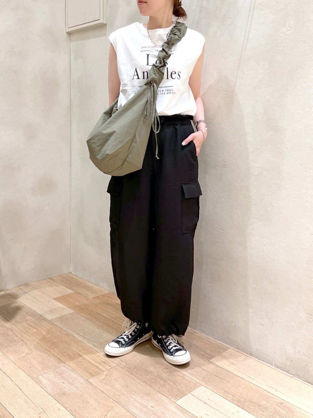「夏コーデ、大人カジュアル、シンプルコーデ、ノースリーブ、ロゴT、カーゴパンツ、ハイウエスト、ショルダーバッグ、トレンド、骨格ウェーブ、高身長女子、30代コーデ、チャオパニックティピー(CIAOPANIC TYPY)、スニーカー、みんなの白Tフェス」｜「CIAOPANIC TYPYのUSAコットンロゴプリントノースリTEE（Tシャツ/カットソー、ホワイト系）」を使った、タカシマさん（レディース・169cm）の夏コーディネートの1枚目の写真