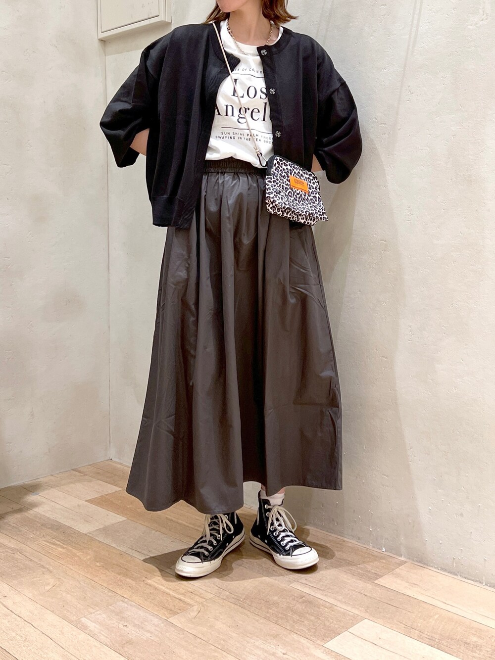 「大人カジュアル、シンプルスタイル、秋コーデ、カーディガン、ロゴT、スカート、スニーカー、オフィスカジュアル、ショルダーバッグ、高身長女子、骨格ウェーブ、30代」｜「CIAOPANIC TYPYのアンチピリングコクーンニットジャケットカーディガン（カーディガン/ボレロ、ブラック系）」を使った、タカシマさん（レディース・169cm）の秋コーディネートの1枚目の写真