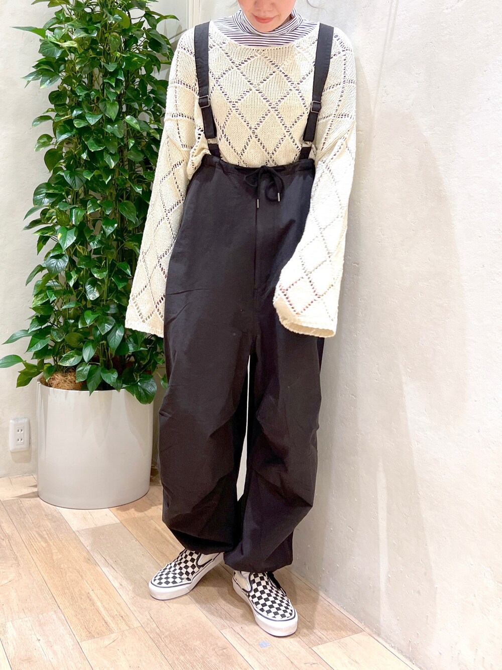 「透かし編みニット、タートルネック、サロペット、パラシュートパンツ、カジュアルコーデ、大人カジュアル、チャオパニックティピー(CIAOPANIC TYPY)、GEVACO、VANS、着回しコーデ、高身長女子、高身長コーデ、骨格ウェーブ、チェッカーフラッグ」｜「CIAOPANIC TYPYの透かし編みニット（ニット/セーター、ホワイト系）」を使った、タカシマさん（レディース・169cm）の冬コーディネートの1枚目の写真