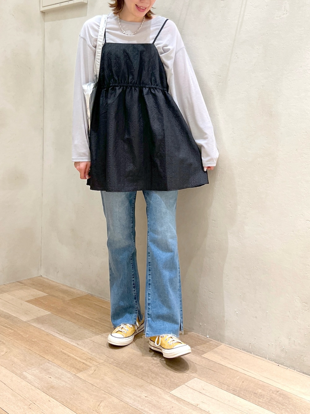 「秋コーデ、大人カジュアル、シンプルコーデ、レイヤードスタイル、シアートップス、ロンT、チュニック、デニム、スニーカー、トートバッグ、チャオパニックティピー(CIAOPANIC TYPY)、高身長女子、骨格ウェーブ、30代、秋服まるっと大公開」｜「CIAOPANIC TYPYの【お気に入り数4.3万人突破】サイドスリットシアートップス（Tシャツ/カットソー、グレー系）」を使った、タカシマさん（レディース・169cm）の秋コーディネートの1枚目の写真