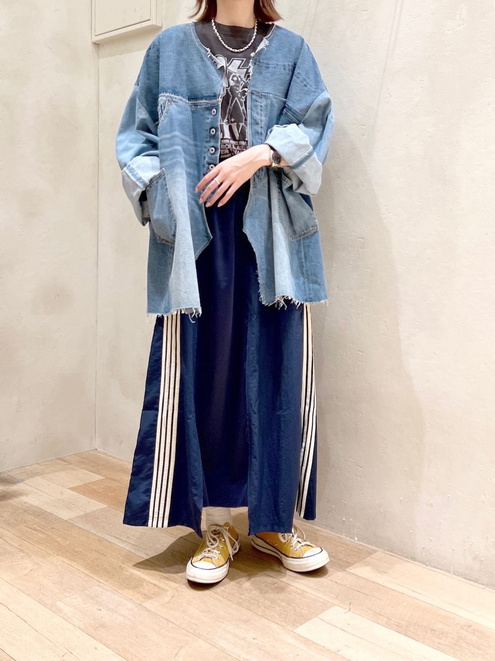 「カジュアルコーデ、大人カジュアル、バンドT、スカート、デニムジャケット、リメイク、古着、チャオパニックティピー(CIAOPANIC TYPY)、etsinta、スニーカー、コンバース、高身長女子、骨格ウェーブ、30代コーデ」｜「CIAOPANIC TYPYのアソートバンドTシャツ（Tシャツ/カットソー、グレー系）」を使った、タカシマさん（レディース・169cm）の秋コーディネートの1枚目の写真