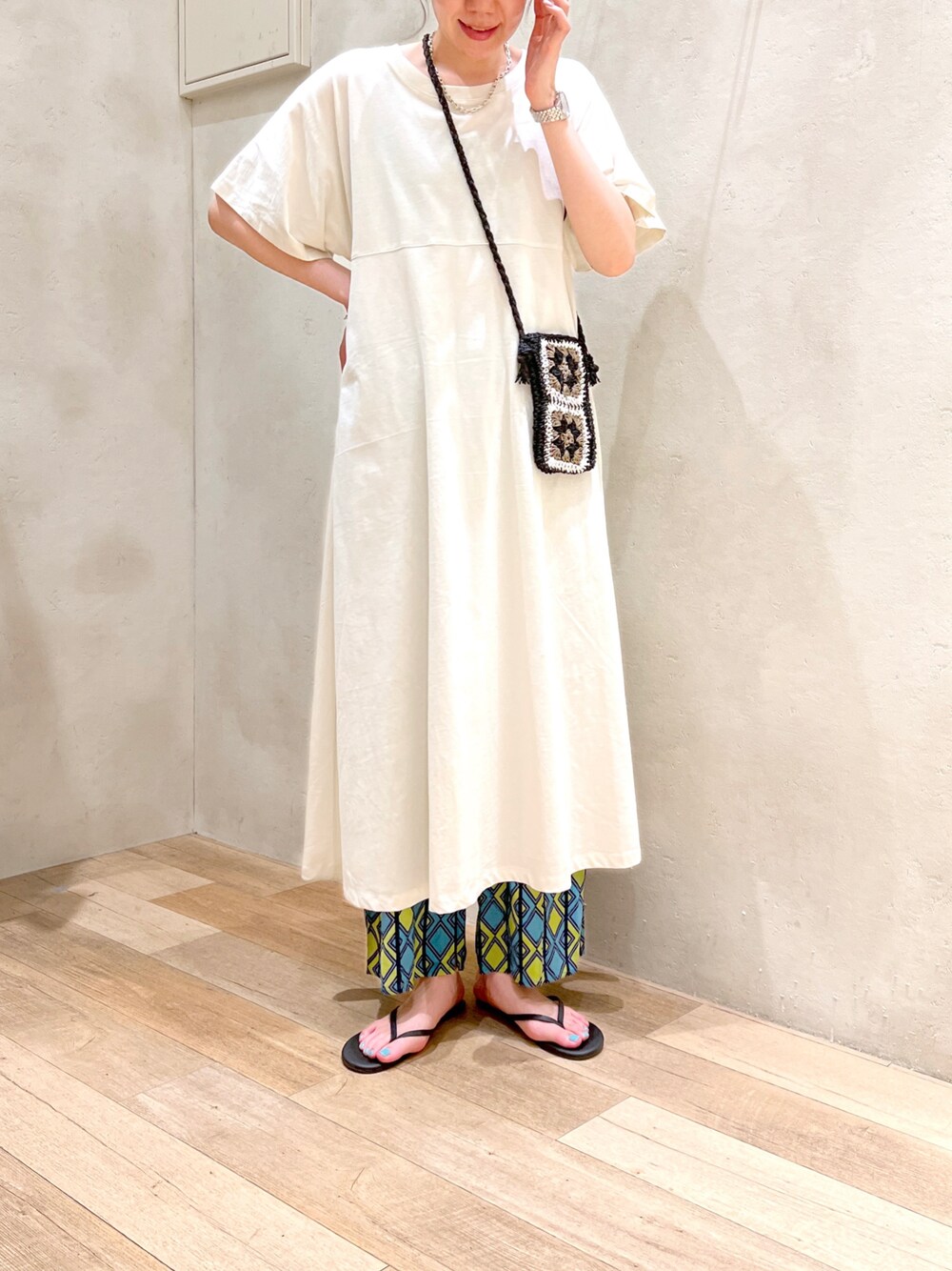 「休日コーデ、楽チンコーデ、大人カジュアル、ワンピース、イージーパンツ、柄パンツ、サンダル、ロングワンピース、淡色コーデ、高身長女子、骨格ウェーブ、30代コーデ」｜「CIAOPANIC TYPYのバイオ加工スタイルカバーワンピース（ワンピース、ホワイト系）」を使った、タカシマさん（レディース・169cm）の夏コーディネートの1枚目の写真