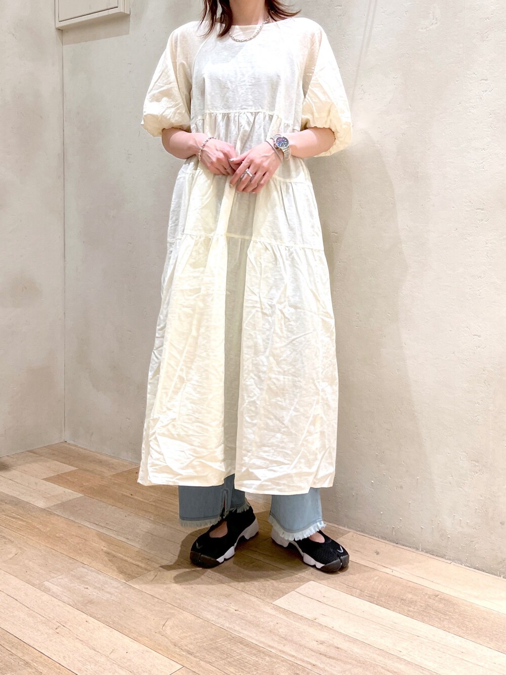 「夏コーデ、大人カジュアル、ワンピース、デニムパンツ、フリンジ、レイヤードスタイル、シンプルコーデ、エアリフト、チャオパニックティピー(CIAOPANIC TYPY)」｜「CIAOPANIC TYPYの麻混3WAYティアードワンピース（ワンピース、ホワイト系）」を使った、タカシマさん（レディース・169cm）の夏コーディネートの1枚目の写真