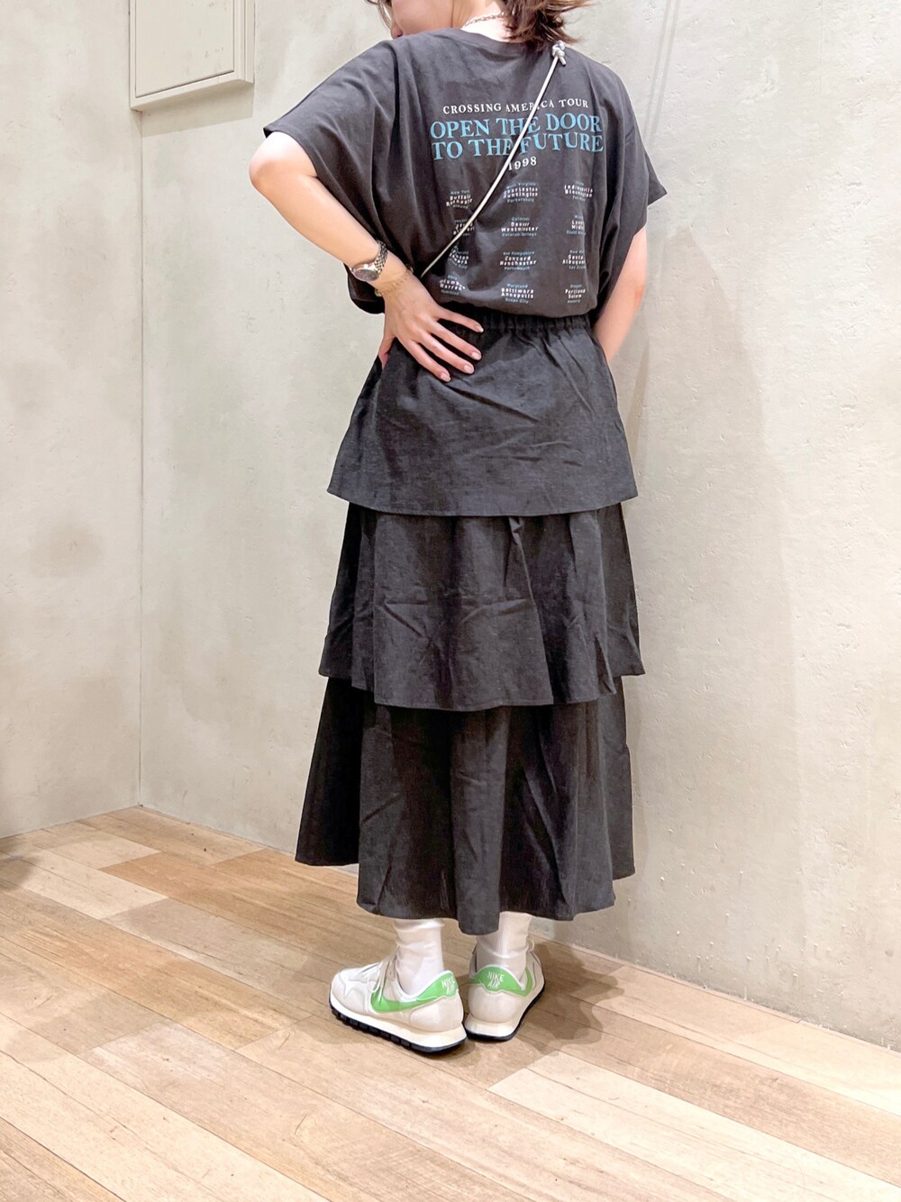 「夏コーデ、ラクチンコーデ、大人カジュアル、ワントーンコーデ、バックプリント、ティアードスカート、リネン、スニーカー、NIKE、チャオパニックティピー(CIAOPANIC TYPY)、ショルダーバッグ、高身長女子、骨格ウェーブ、30代コーデ」｜「CIAOPANIC TYPYの綿麻バックプリントBIGTEE（Tシャツ/カットソー、グレー系）」を使った、タカシマさん（レディース・169cm）の夏コーディネートの1枚目の写真