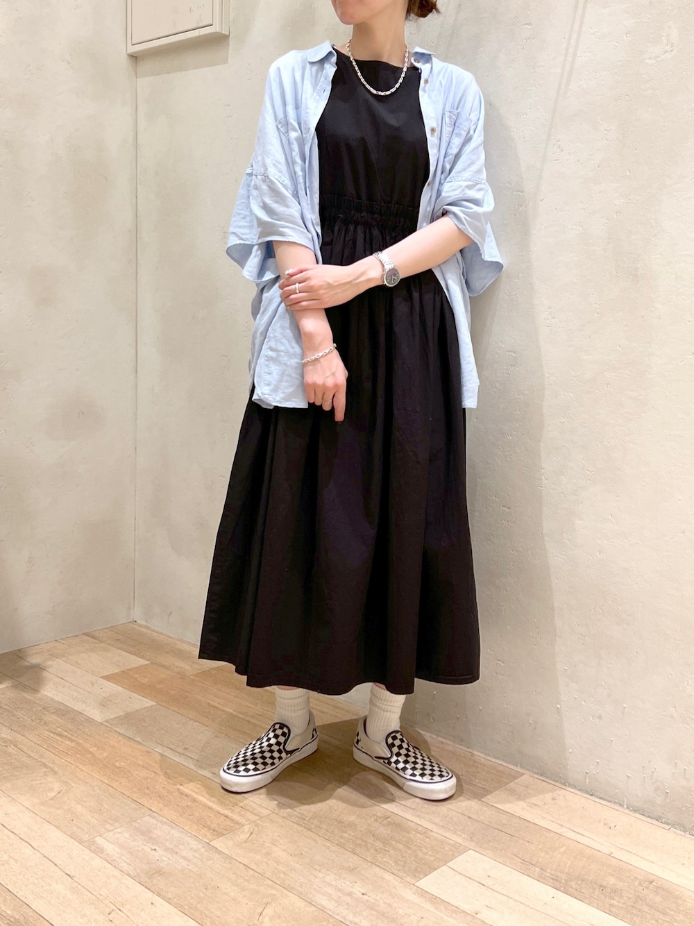 「夏コーデ、大人カジュアル、ワンピース、シャツコーデ、ラフ、楽チンコーデ、休日コーデ、スニーカー、VANS、チャオパニックティピー(CIAOPANIC TYPY)、骨格ウェーブ、高身長女子、30代コーデ」｜「CIAOPANIC TYPYの【india】ウエストギャザーワンピ（ワンピース、ブラック系）」を使った、タカシマさん（レディース・169cm）の夏コーディネートの1枚目の写真
