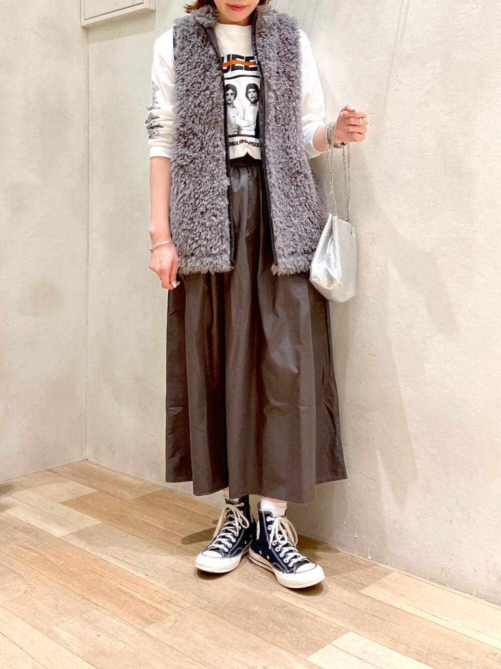 「大人カジュアル、秋コーデ、シンプルコーデ、ロックT、バンドT、スカート、ベスト、ファーベスト、ショルダーバッグ、スニーカー、高身長女子、骨格ウェーブ、30代」｜「CIAOPANIC TYPYの【CIAOPANIC TYPY スペシャルアイテム】ロックバンドTEE（Tシャツ/カットソー、ホワイト系）」を使った、タカシマさん（レディース・169cm）の秋コーディネートの1枚目の写真