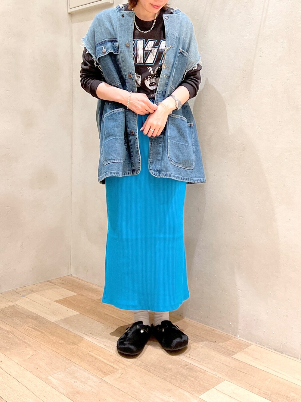 「大人カジュアル、秋コーデ、ロンT、バンドT、ベスト、スカート、タイトスカート、チャオパニックティピー(CIAOPANIC TYPY)、etsinta、ビルケンシュトック、高身長女子、骨格ウェーブ、30代コーデ」｜「CIAOPANIC TYPYの【CIAOPANIC TYPY スペシャルアイテム】ロックアソートバンTee（Tシャツ/カットソー、ブラック系）」を使った、タカシマさん（レディース・169cm）の秋コーディネートの1枚目の写真