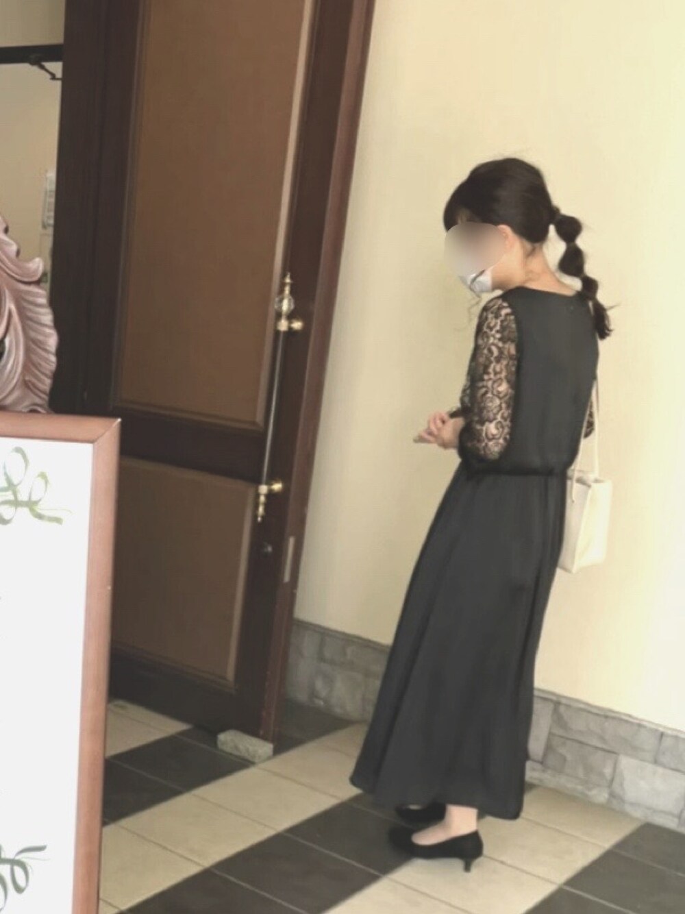 「結婚式、結婚式 ワンピース、モノトーン、ブラック、シンプル、フォーマル、パンプス、ロングワンピース、低身長」｜「LEPSIMの【オケージョン対応】ソデレースドレス　853142（ドレス、ブラック系）」を使った、マポさん（レディース・156cm）の秋コーディネートの1枚目の写真