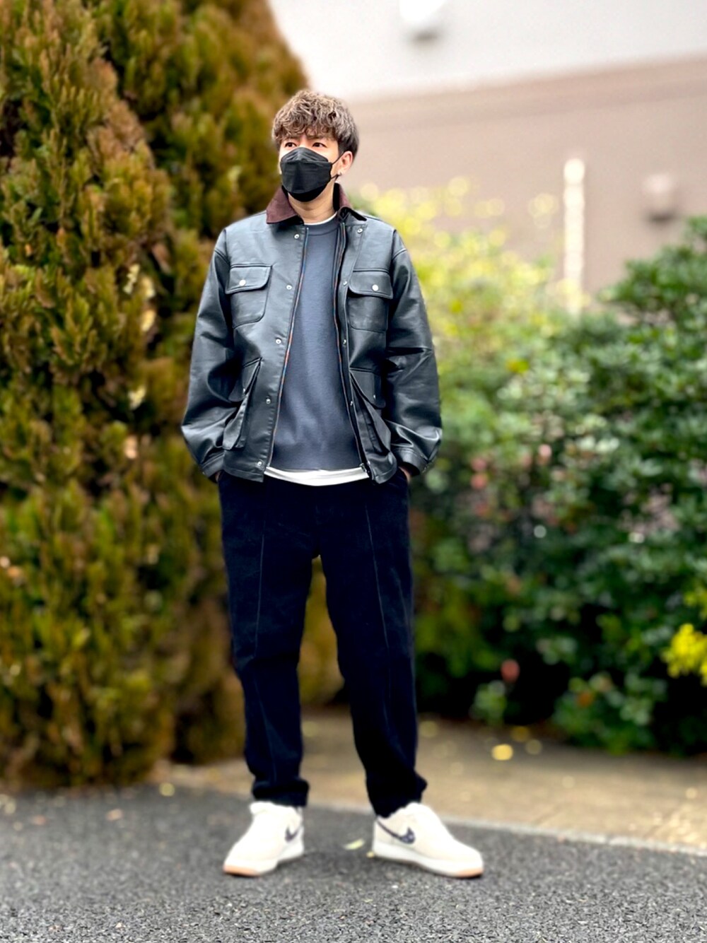 「冬コーデ、ビッグシルエット、ワイドパンツ、コーデュロイパンツ、秋冬コーデ、フェイクレザー、オトナカジュアル、シンプル、スニーカーコーデ、ブラック、レザージャケット、barbour、グリーン、コーデュロイ、おしゃれさんと繋がりたい」｜「NIKEのNIKE AIR FORCE 1 07 LV8 DJ4631-200（スニーカー、ベージュ系）」を使った、PAIPOさん（メンズ・183cm）の冬コーディネートの1枚目の写真