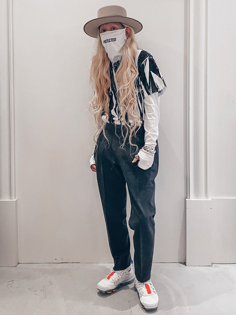 「JOHN LAWRENCE SULLIVAN、shinonagumo、RAINMAKER、NIKE、NATURAL INSTINCT、black and white、ootd、秋冬コーデ、街頭穿搭、黑白搭配」｜「Shinonagumoのアイテム（ハット、グレー系）」を使った、chuckle掐口さん（メンズ・170cm）の秋コーディネートの1枚目の写真