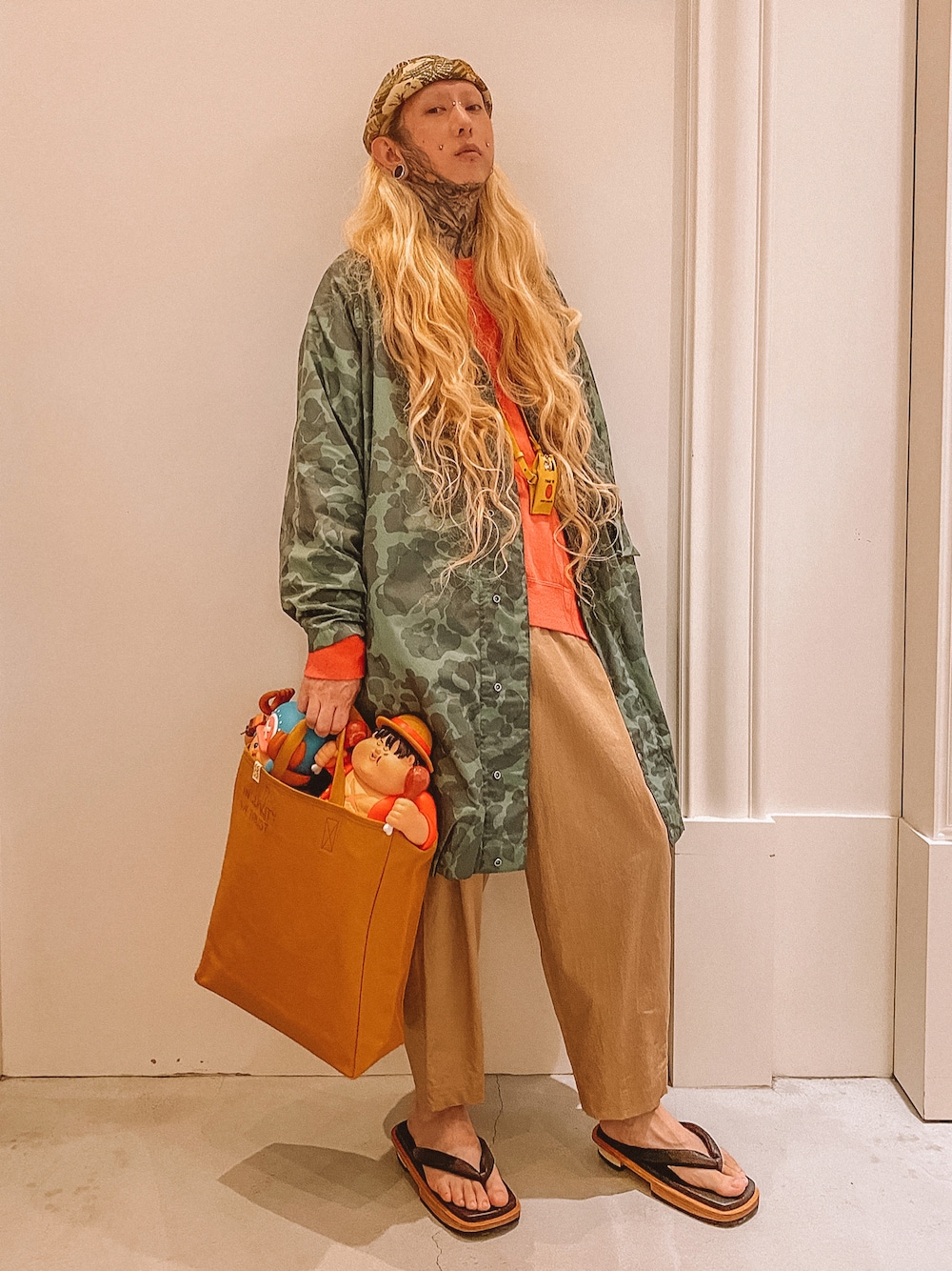 「visvim、BUSTERCALL PROJECT、HAVERSACK、SASQUATCHfabrix、ootd、街頭穿搭、休閒、日系極簡、基礎款、鹽系風格」｜「VISVIMのアイテム（トートバッグ、オレンジ系）」を使った、chuckle掐口さん（メンズ・170cm）の冬コーディネートの1枚目の写真
