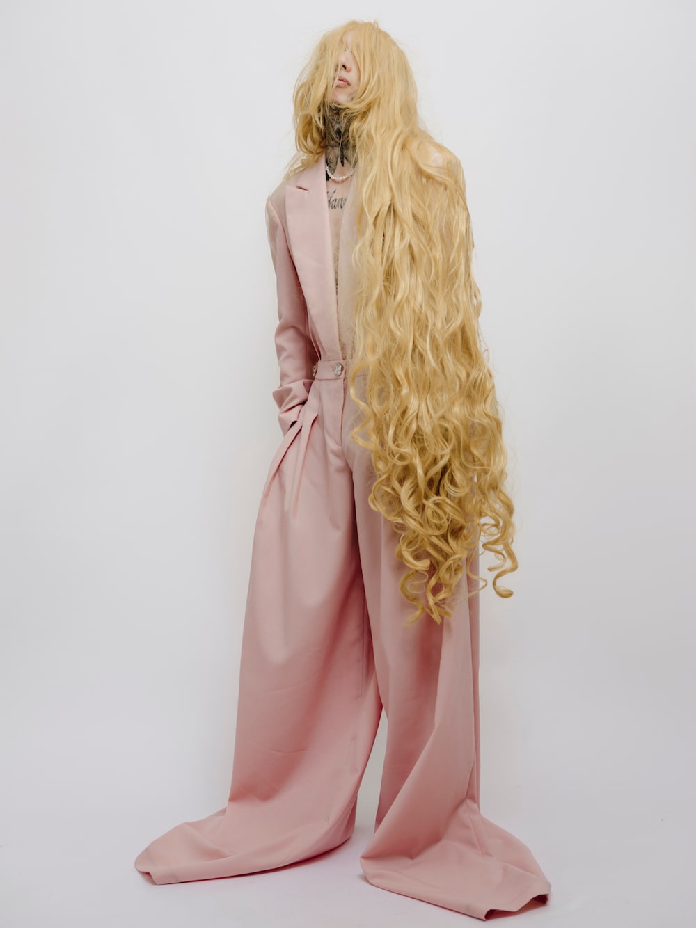 「Atelier YSCM、pink、粉紅色、休日スタイル、カジュアルコーデ、オトナカジュアル、fashion、blogger、fashion blogger、fashionista」｜「Atelier YSCMのアイテム（つなぎ/オールインワン、ピンク系）」を使った、chuckle掐口さん（メンズ・170cm）の冬コーディネートの1枚目の写真